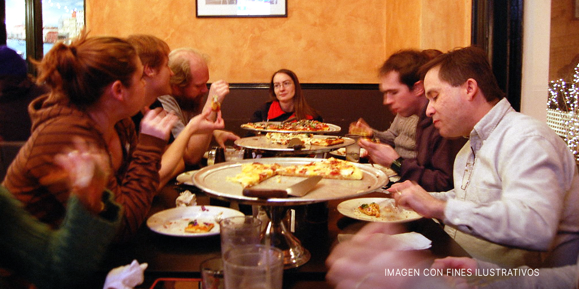 Personas cenando | Foto: Flickr.com/somegeekintn (CC BY 2.0)