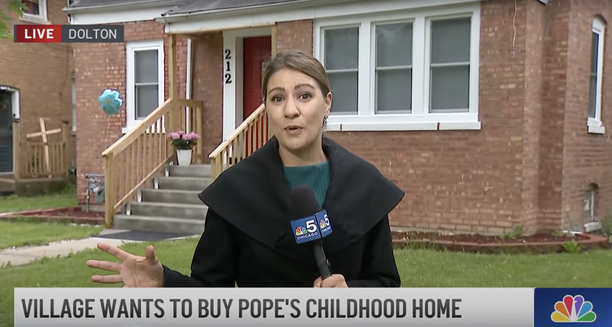 Una reportera delante de la casa de la infancia del papa León XIV, en un vídeo del 23 de mayo de 2025. | Fuente: YouTube/NBC Chicago
