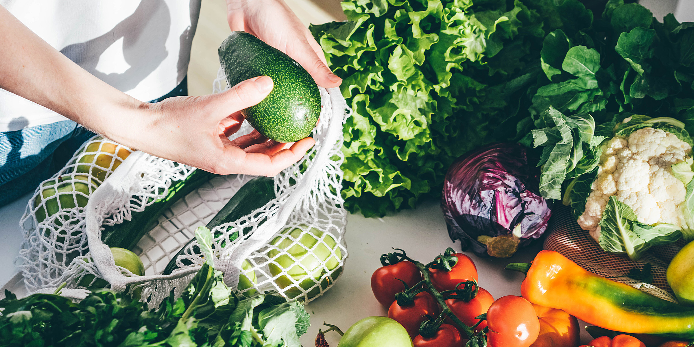 Verduras en un mostrador | Fuente: Getty Images