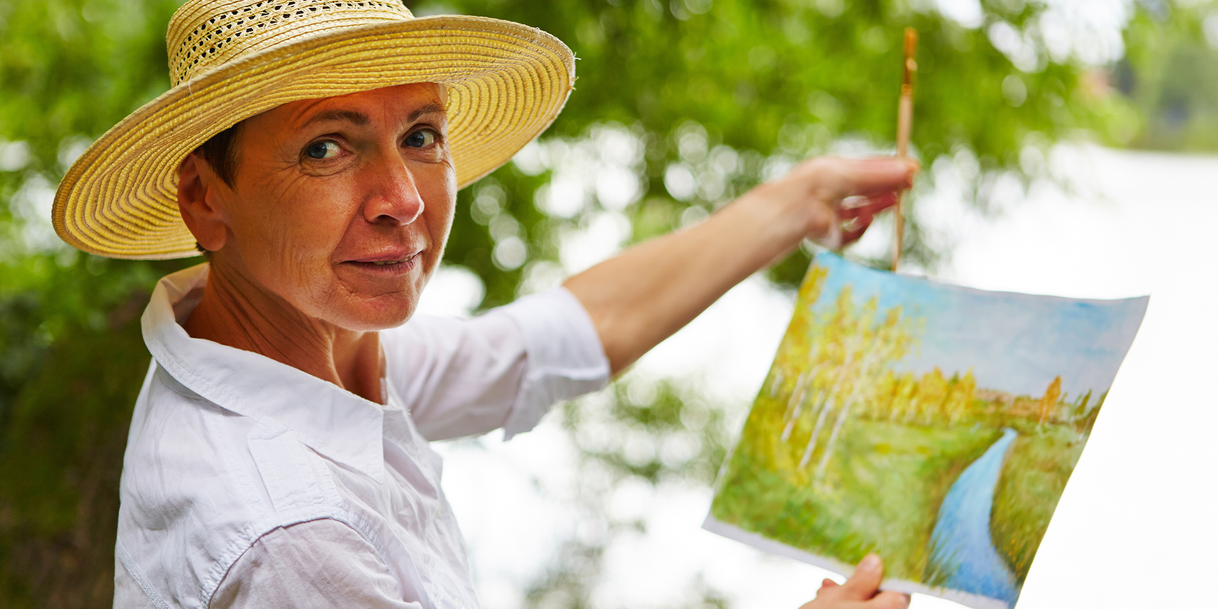 Una mujer pintando un cuadro | Fuente: Shutterstock