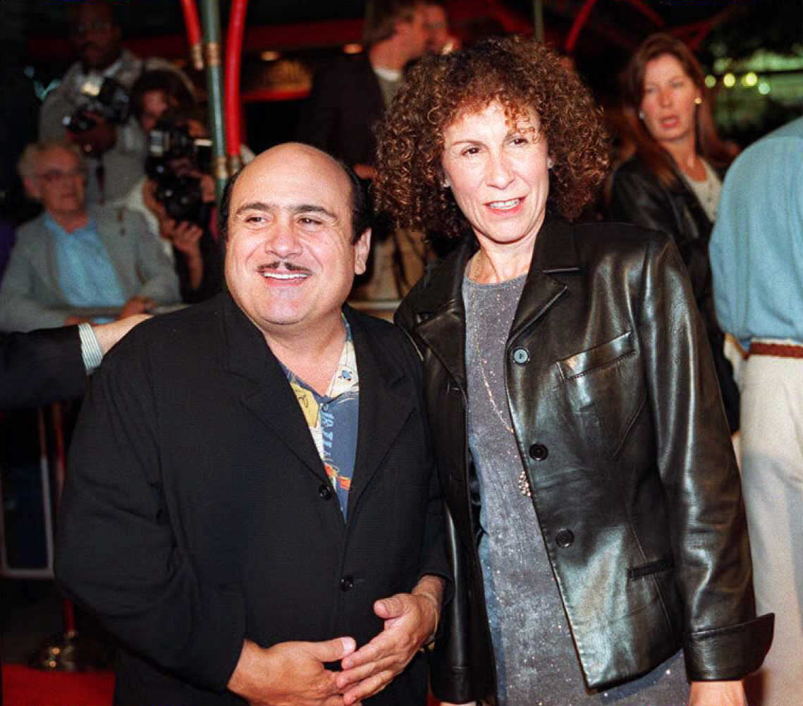 Danny DeVito y Rhea Perlman en Hollywood en 1995 | Fuente: Getty Images