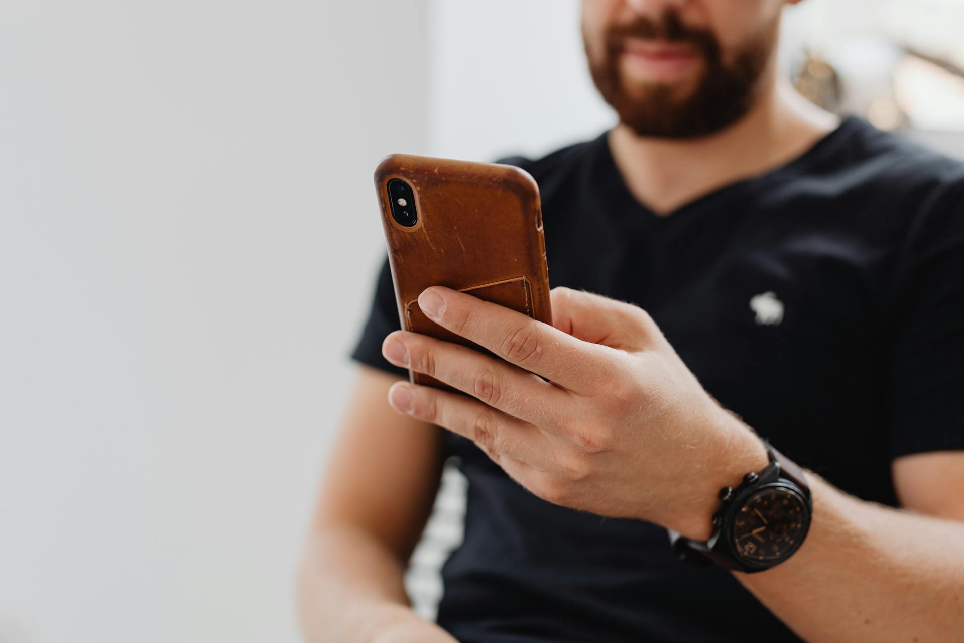 Un hombre mirando su teléfono | Fuente: Pexels