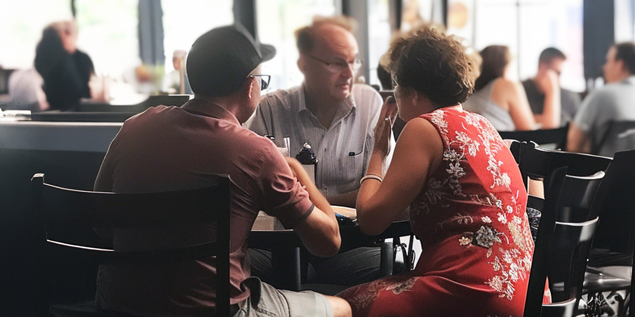 Un hombre con sus padres en un restaurante | Fuente: AmoMama