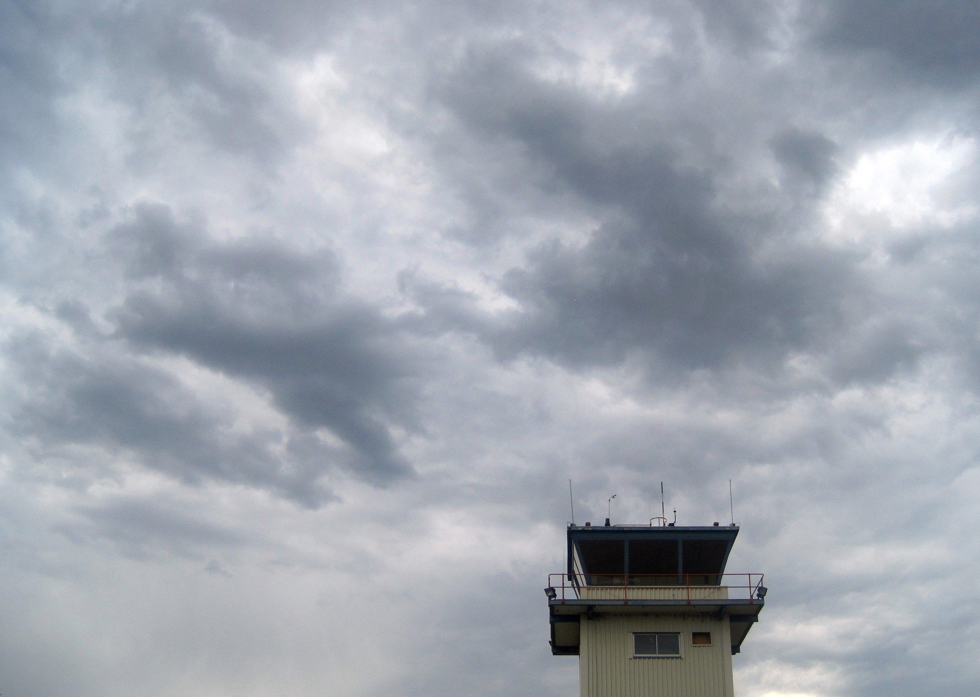 Torre de control bajo un cielo nublado. | Foto: Public Domain Pictures