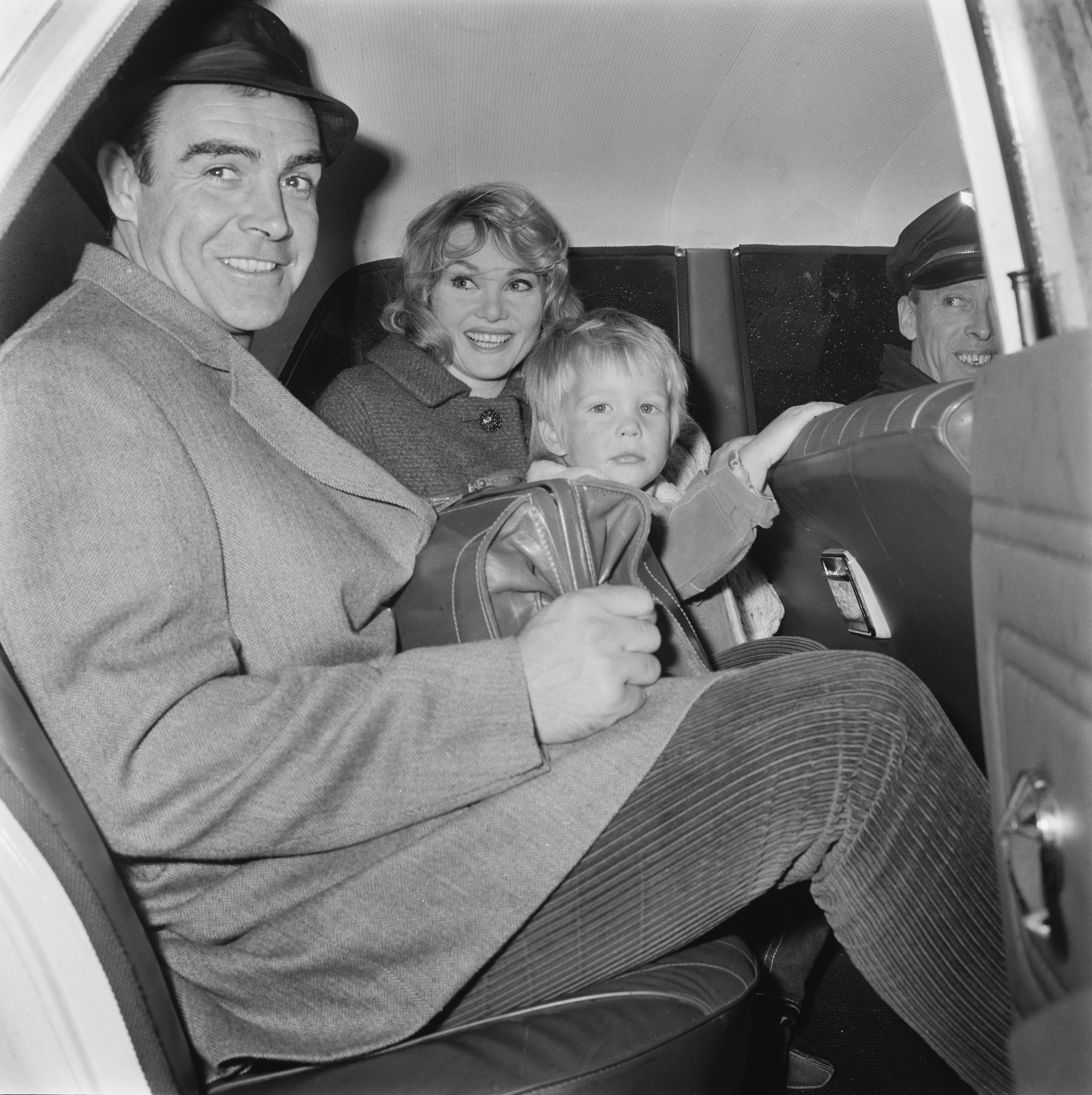 Sean Connery con su esposa, la actriz Diane Cilento (1932 - 2011) y su hijo Jason en el aeropuerto de Londres, Reino Unido, en diciembre de 1965. | Foto: Getty Images