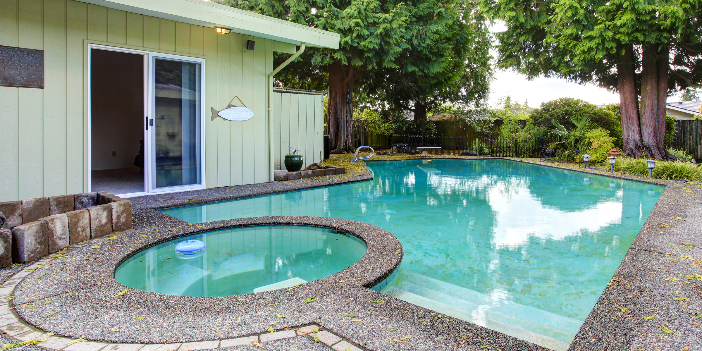 Una piscina en el patio trasero | Fuente: Shutterstock