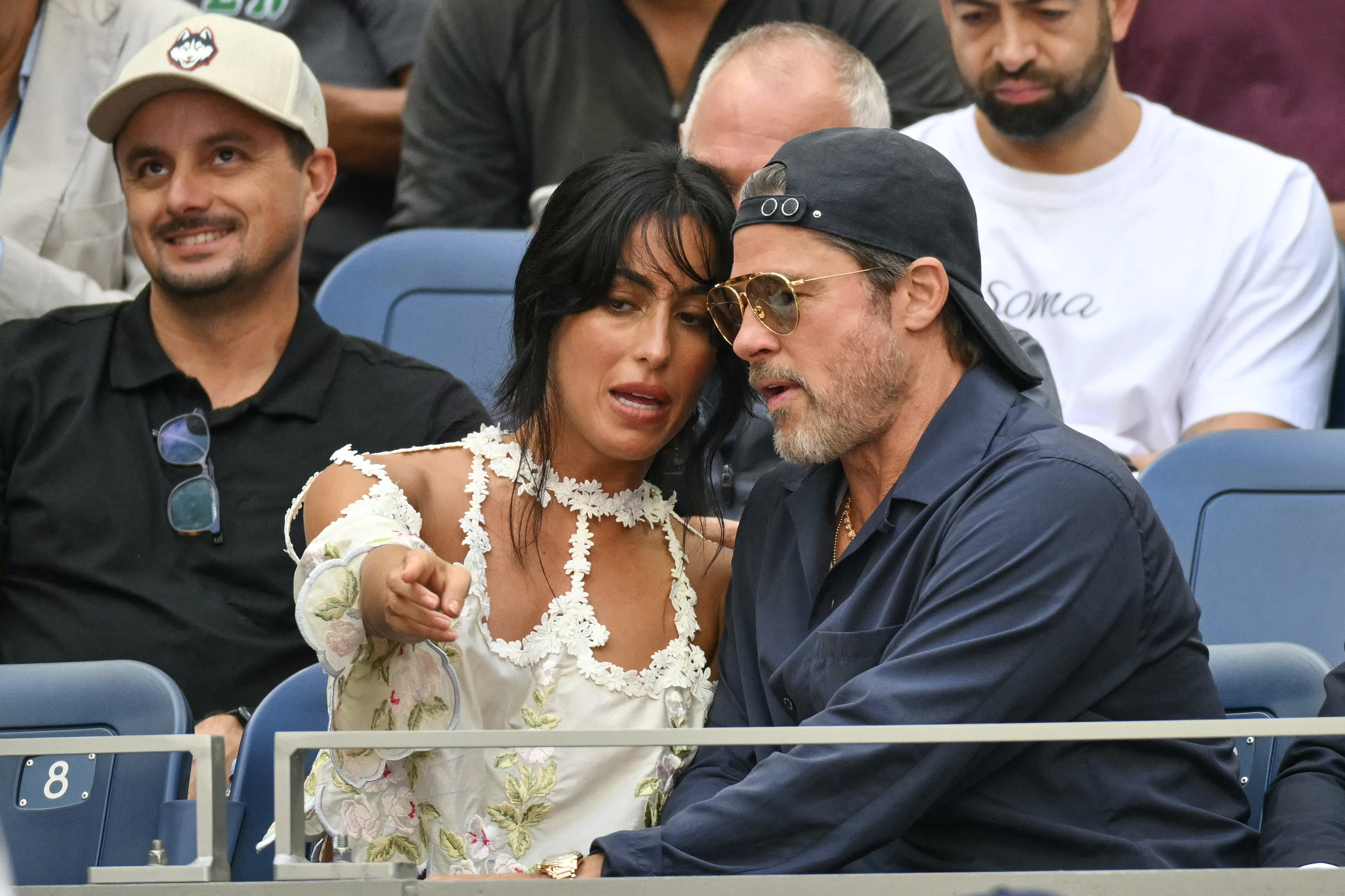 De Ramón se inclinó hacia Pitt y señaló hacia la pista durante el partido. A la pareja la fotografiaron charlando e interactuando durante todo el tiempo que estuvieron en las gradas.