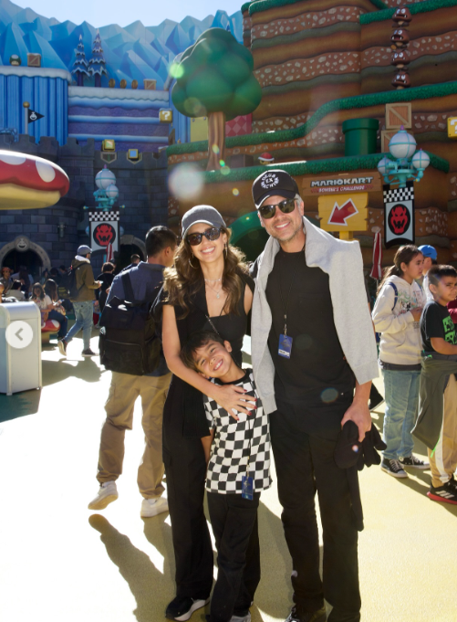 Jessica Alba y Cash Warren, junto con su hijo Hayes, visitan Universal Studios Hollywood, según compartieron el 3 de enero de 2025 | Fuente: Instagram.com/jessicaalba