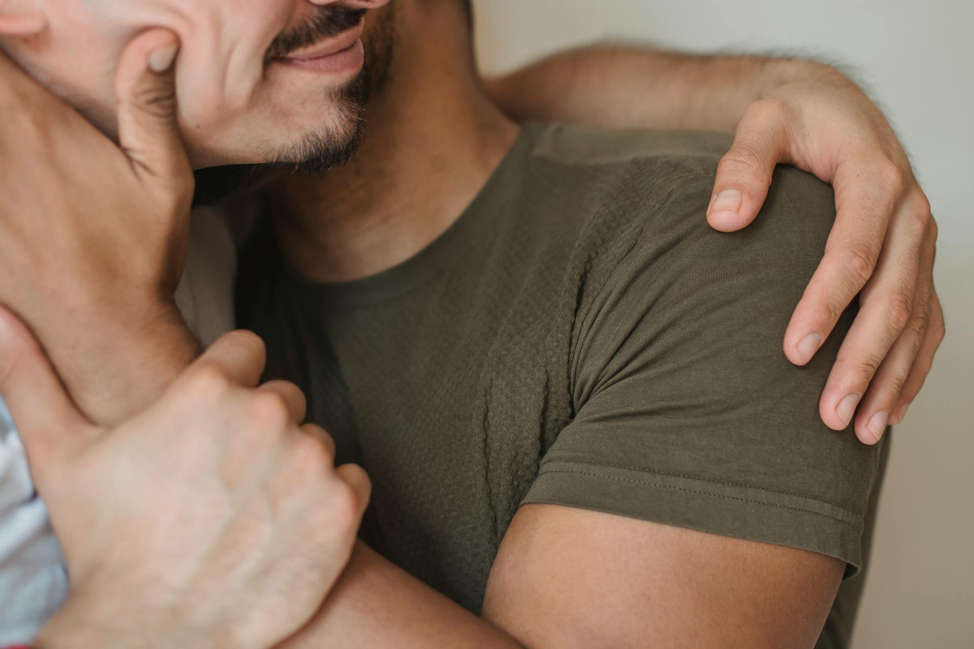 Primer plano de una pareja gay abrazándose | Fuente: Pexels