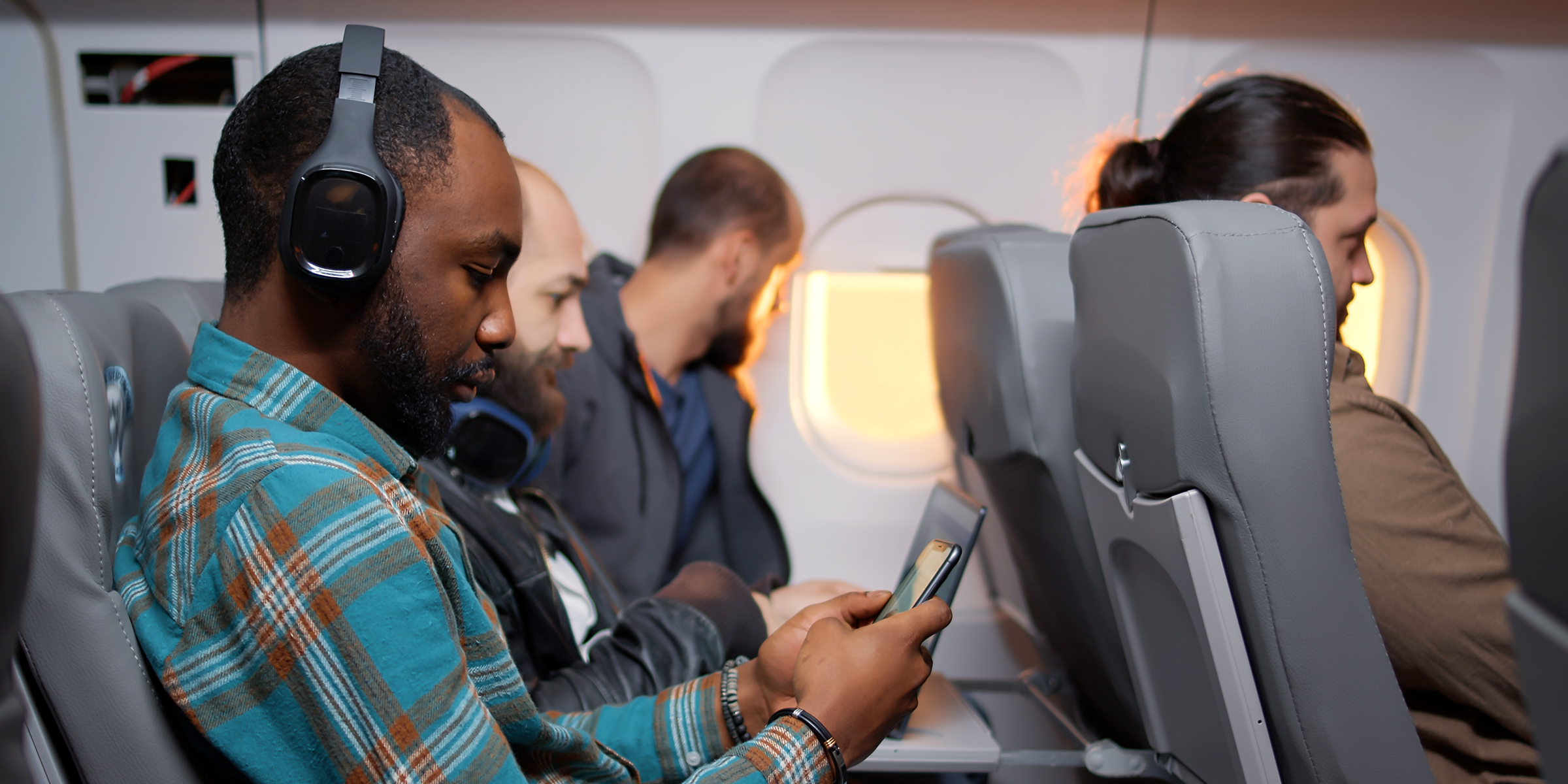 Un hombre en un vuelo | Fuente: Shutterstock