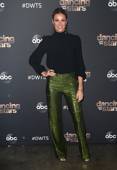 Erin Andrews posa en la temporada 28 de "Dancing with the Stars" en CBS Television City el 21 de octubre de 2019 en Los Ángeles, California. | Foto: Getty Images