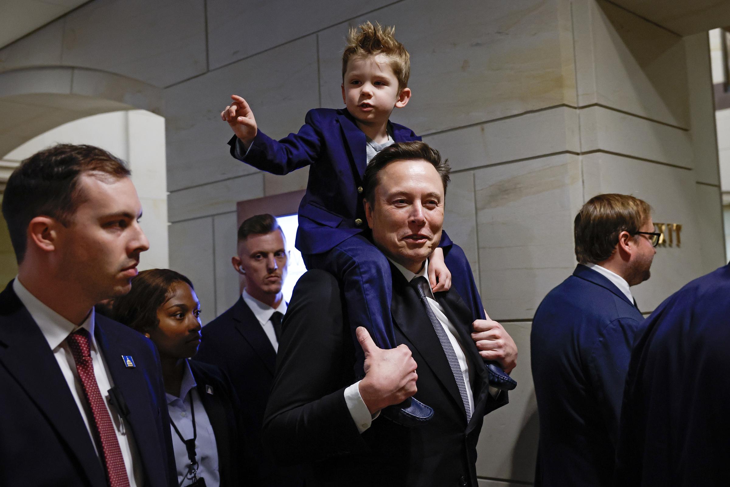 Elon Musk llegando con su hijo a una reunión con miembros del Congreso de EE.UU. en Washington, D.C. el 5 de diciembre de 2024. | Fuente: Getty Images