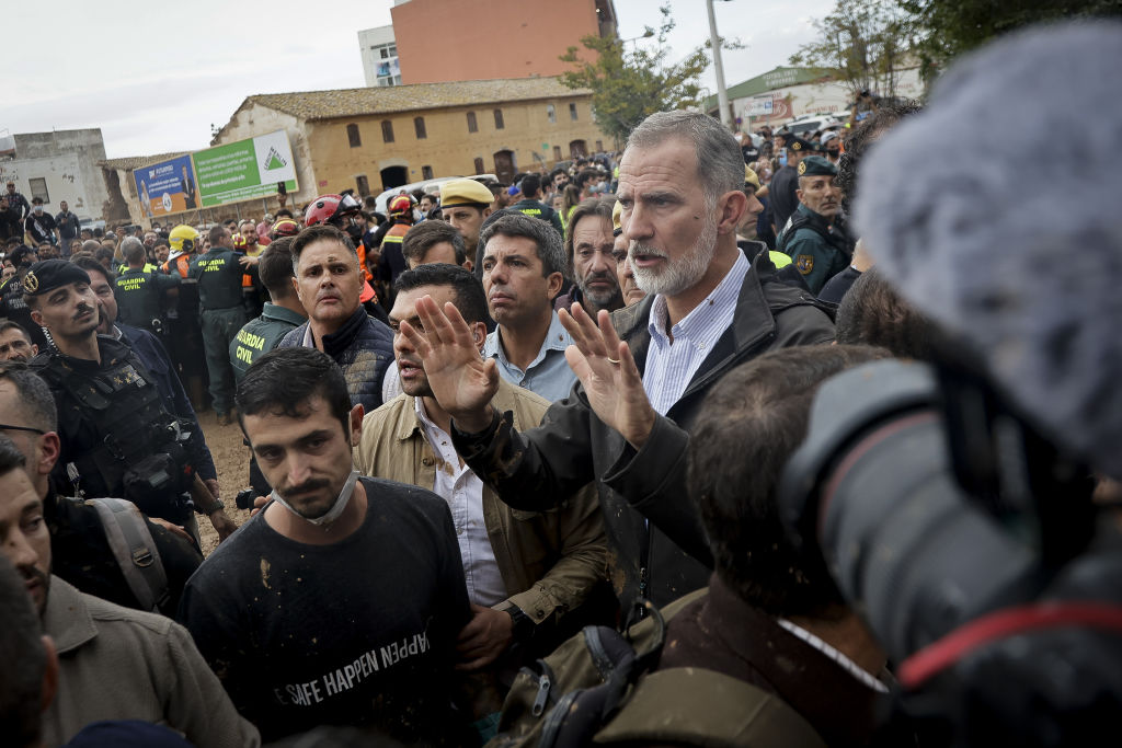 El rey Felipe VI de España en Paiporta, Valencia. | Foto: Getty Images