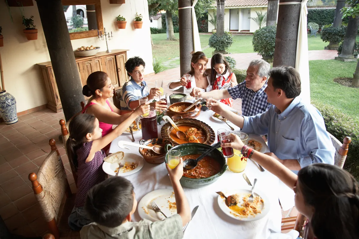 Una cena familiar | Fuente: Getty Images