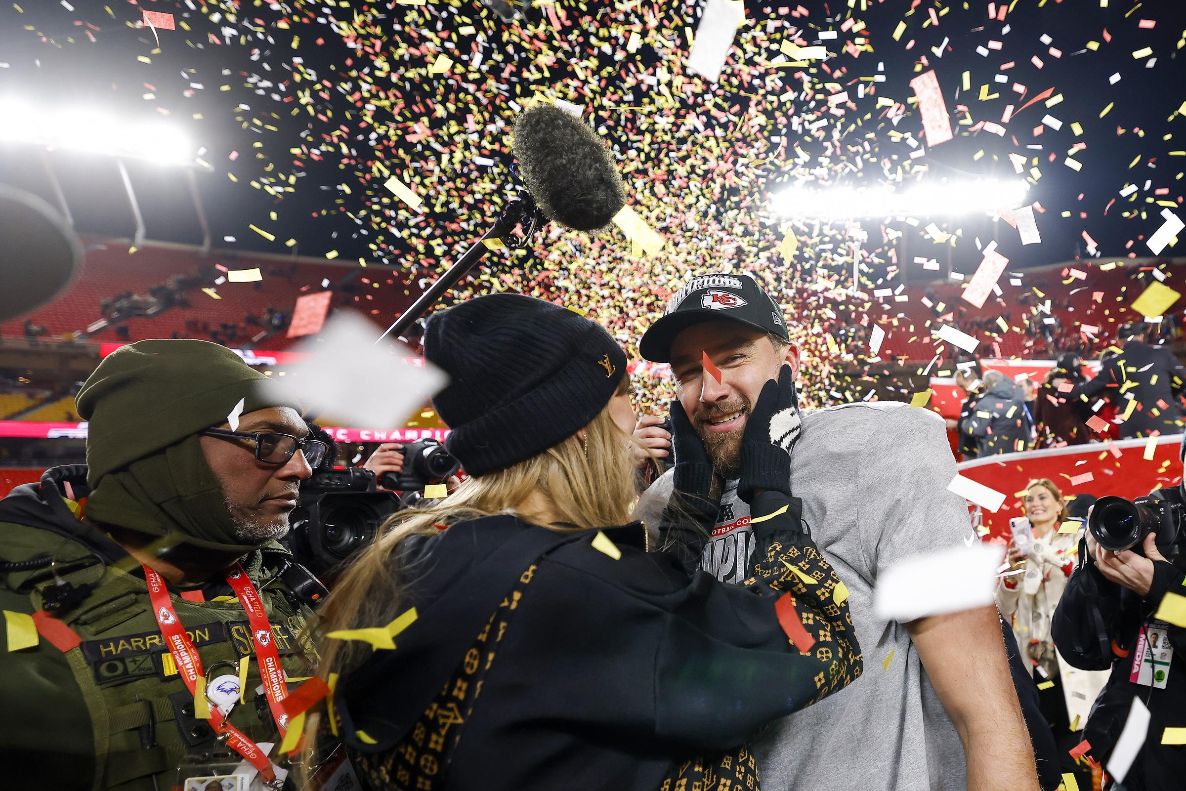 Taylor Swift y Travis Kelce de los Kansas City Chiefs el 26 de enero de 2025, en Kansas City, Missouri | Fuente: Getty Images