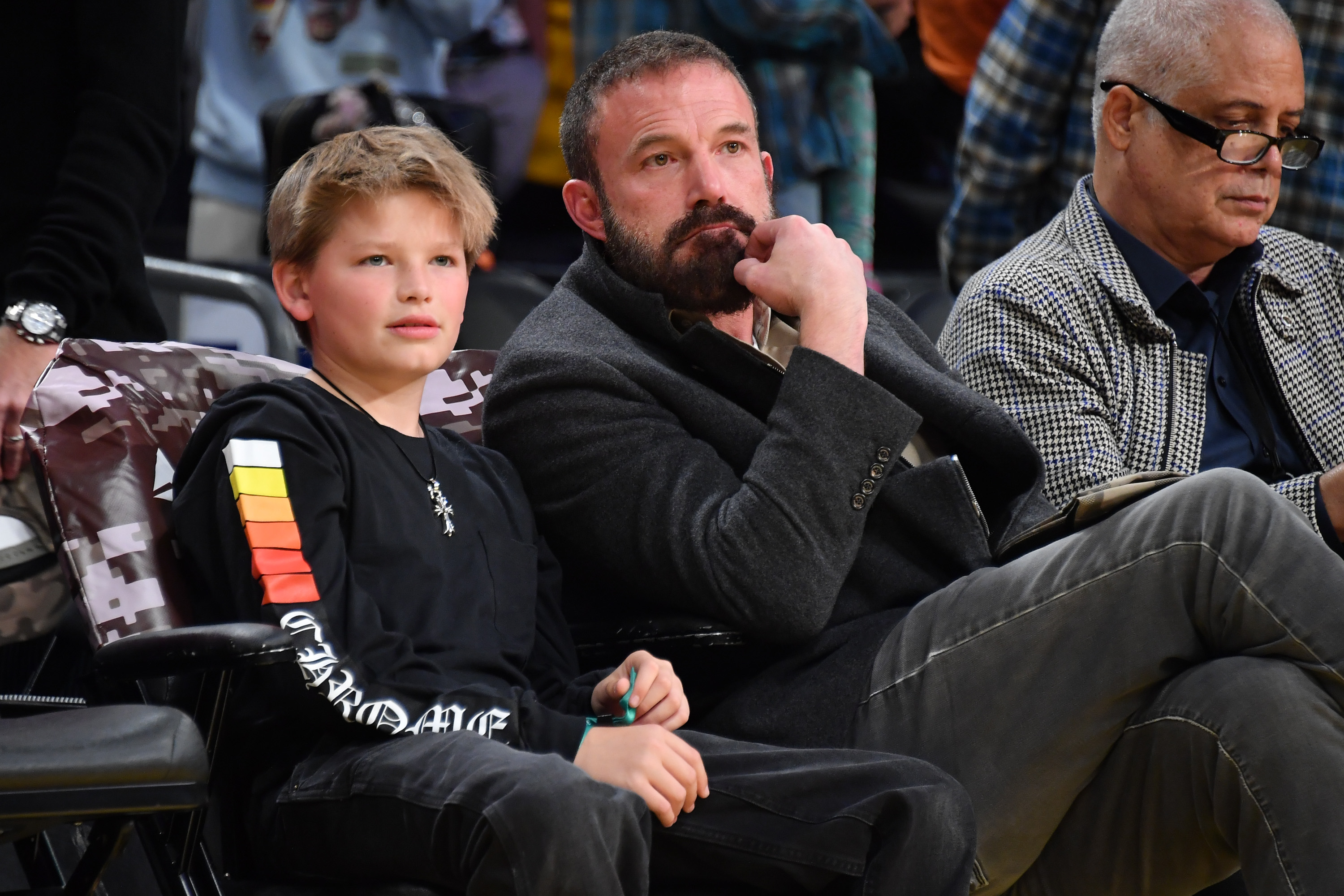 Samuel y Ben Affleck asisten a un partido de baloncesto en Los Ángeles, California | Fuente: Getty Images