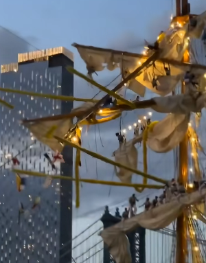 Marineros quedaron colgando del buque mexicano, tras chocar con el puente de Brooklyn. | Fuente: TikTok/Latinus.