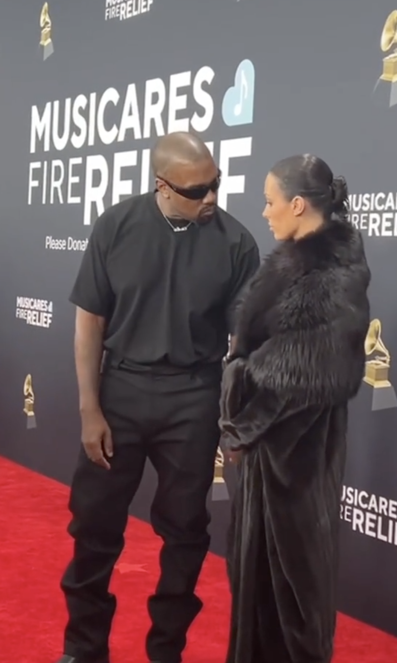 Kanye West y Bianca Censori fotografiados en la 67 edición de los Premios Grammy el 2 de febrero de 2025, en Los Ángeles, California. | Fuente: TikTok.com/CBSMornings