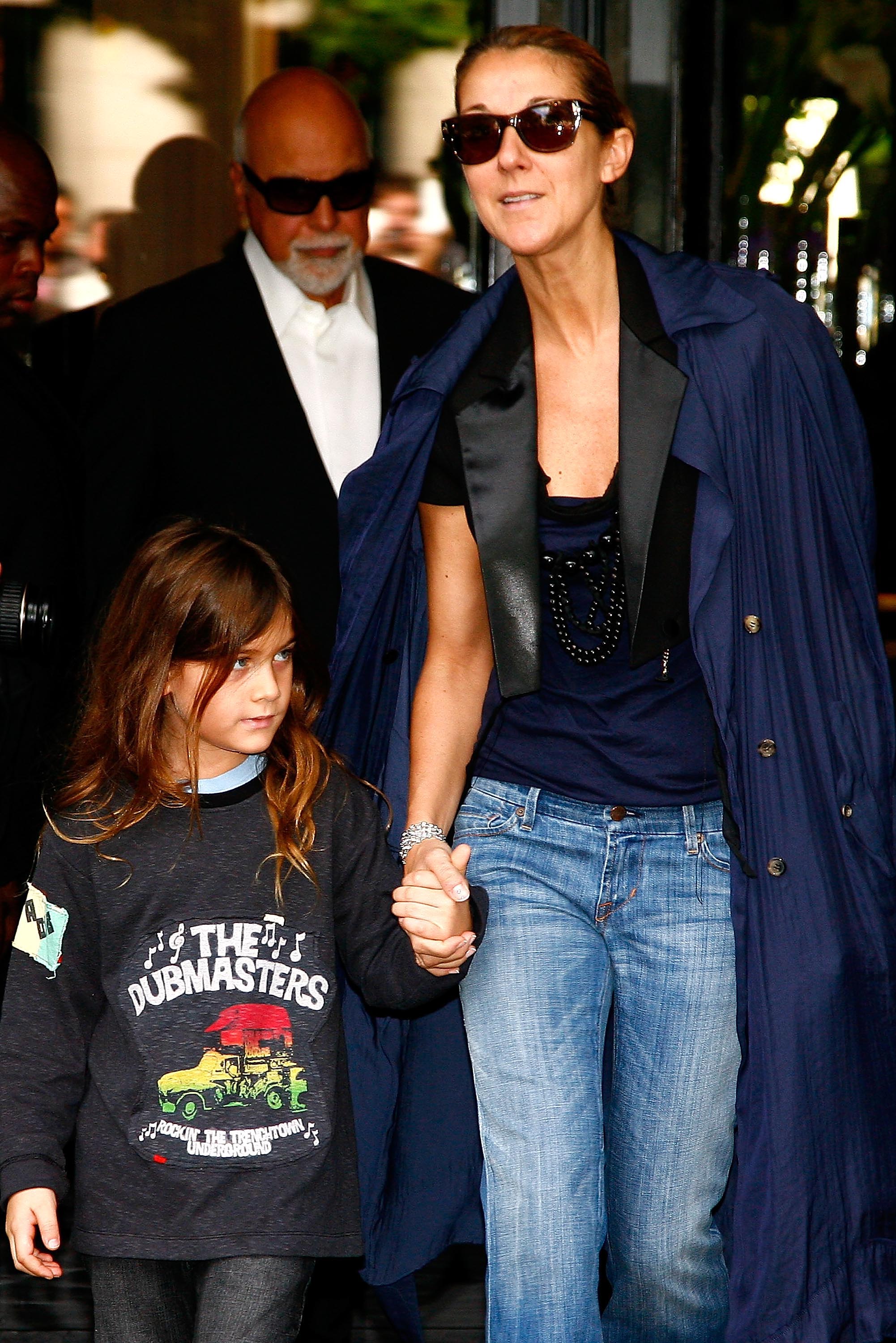 René-Charles, René Angélil (al fondo) y Céline Dion salen del hotel Four Seasons George V el 20 de mayo de 2008 en París, Francia. | Fuente: Getty Images