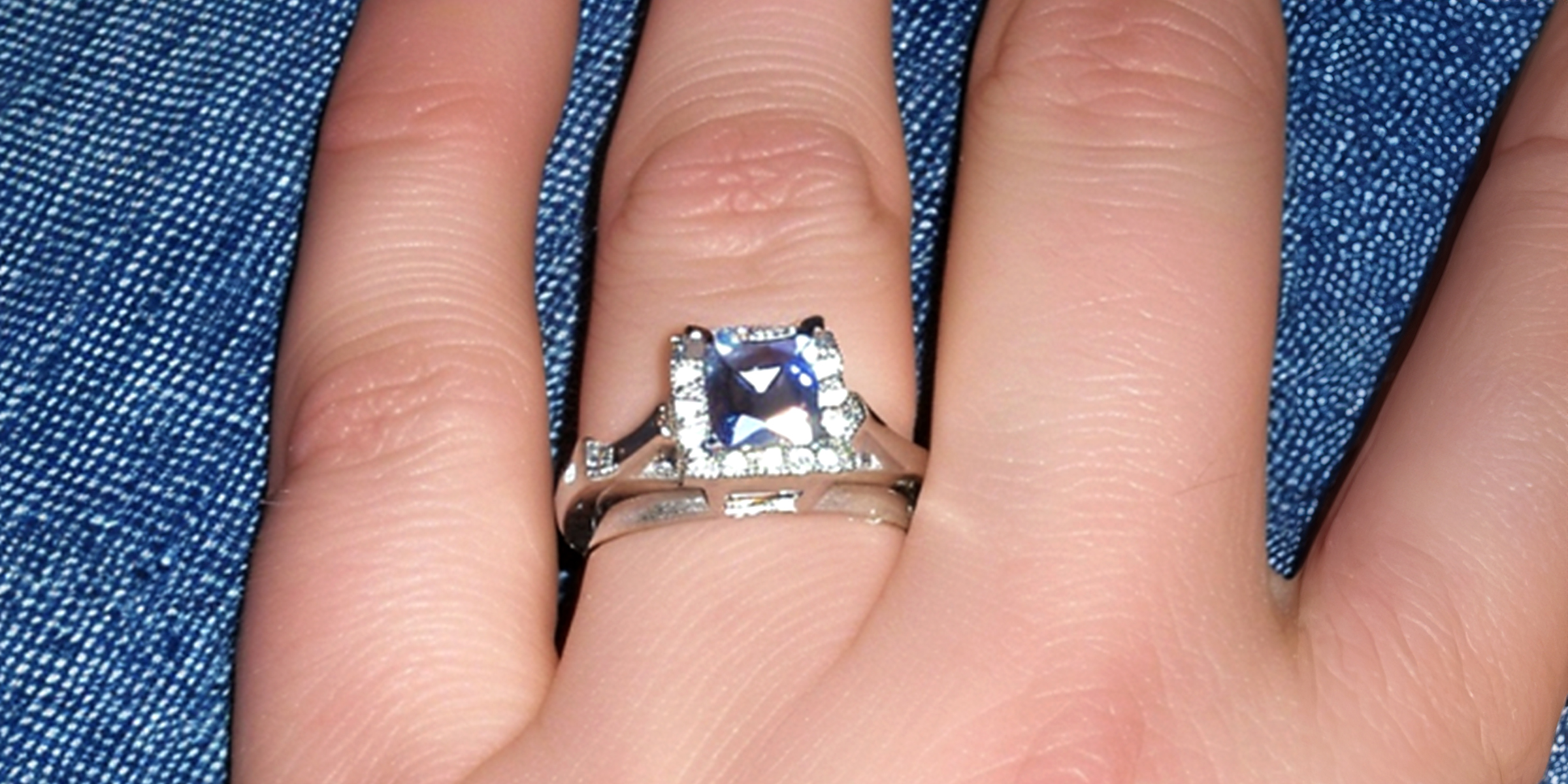 Un anillo de diamantes | Fuente: Amomama