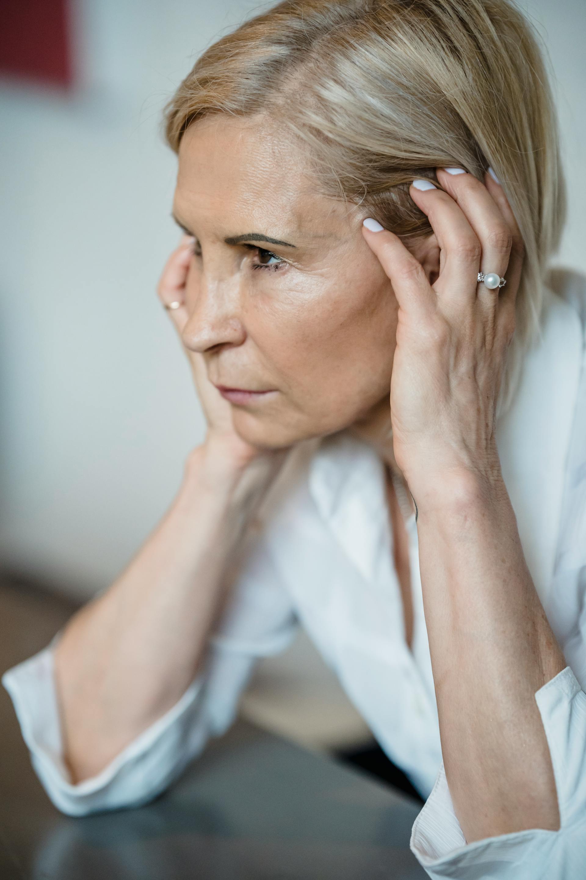 Una mujer mirando fijamente a alguien | Fuente: Pexels