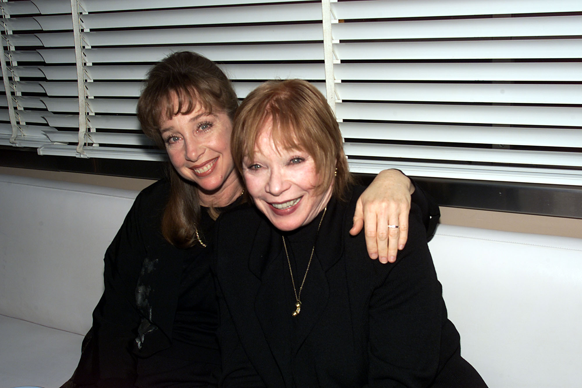 Sachi Parker y Shirley MacLaine en una cena para Tom Hanks el 13 de enero de 2001, en Greenwich Village, Nueva York | Fuente: Getty Images