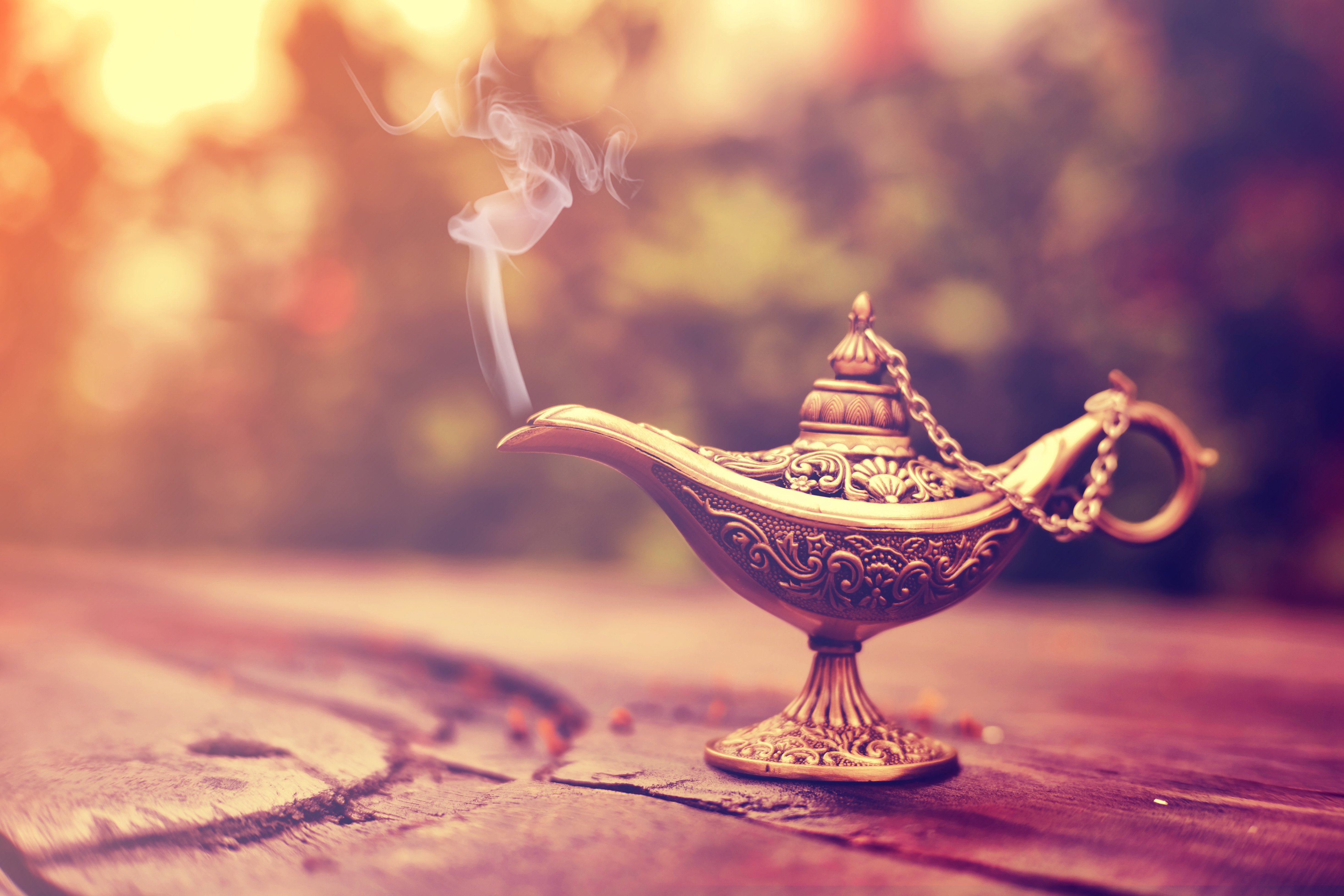 Lámpara “mágica” sobre una mesa, con humo brotando de ella. | Foto: Shutterstock