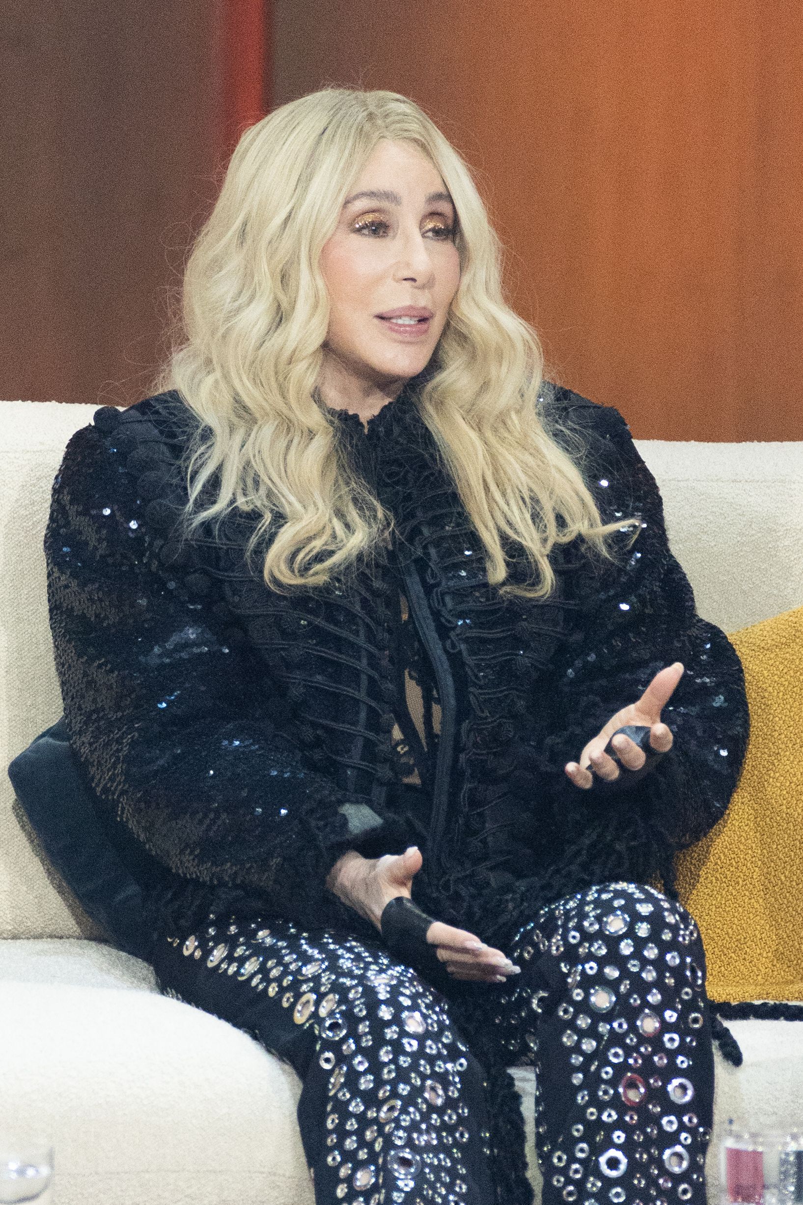 Cher durante una entrevista el 25 de noviembre de 2023 | Fuente: Getty Images