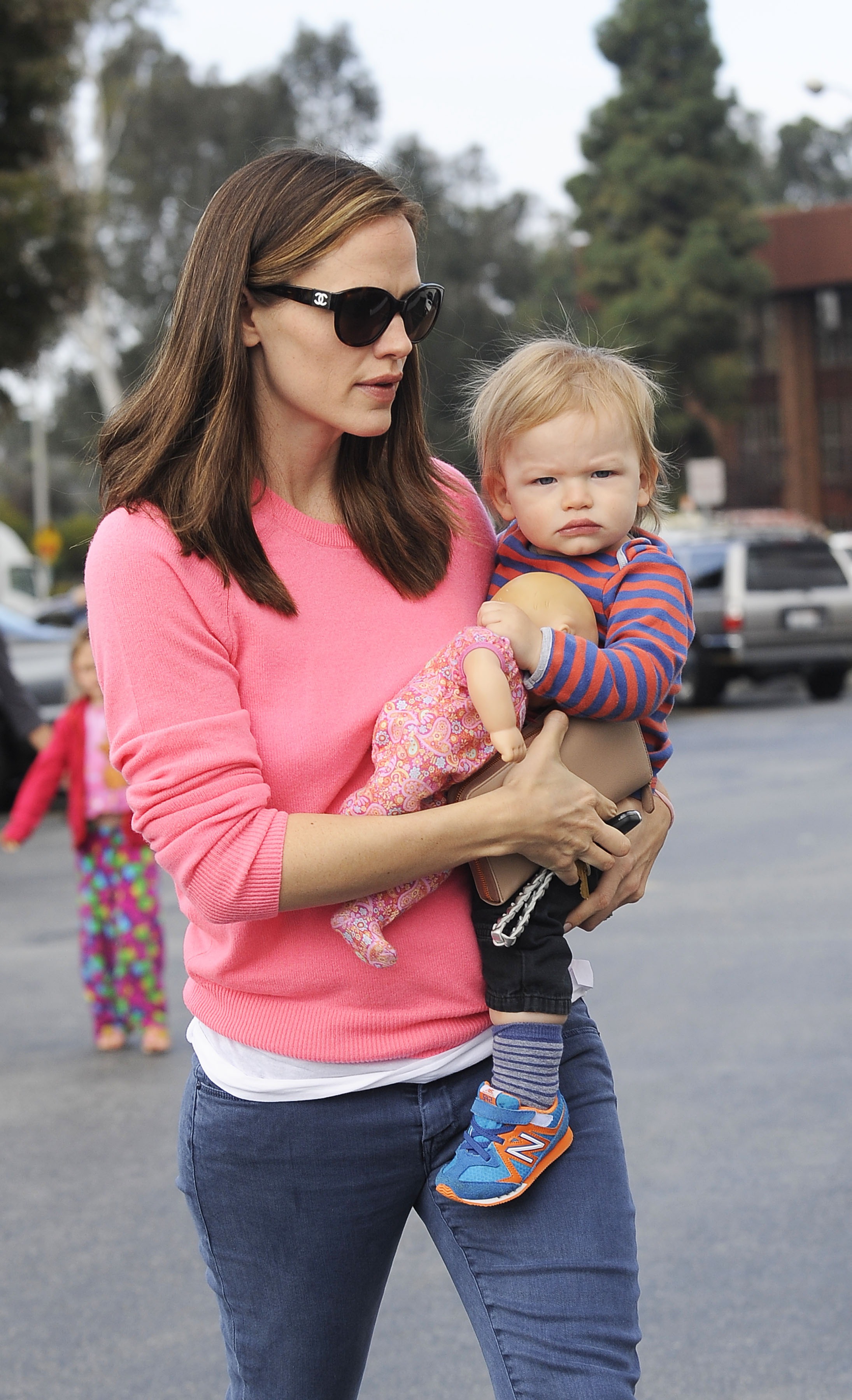 Jennifer Garner pasea con Samuel Garner Affleck en su cadera izquierda el 6 de abril de 2013, en Los Ángeles, California | Fuente: Getty Images