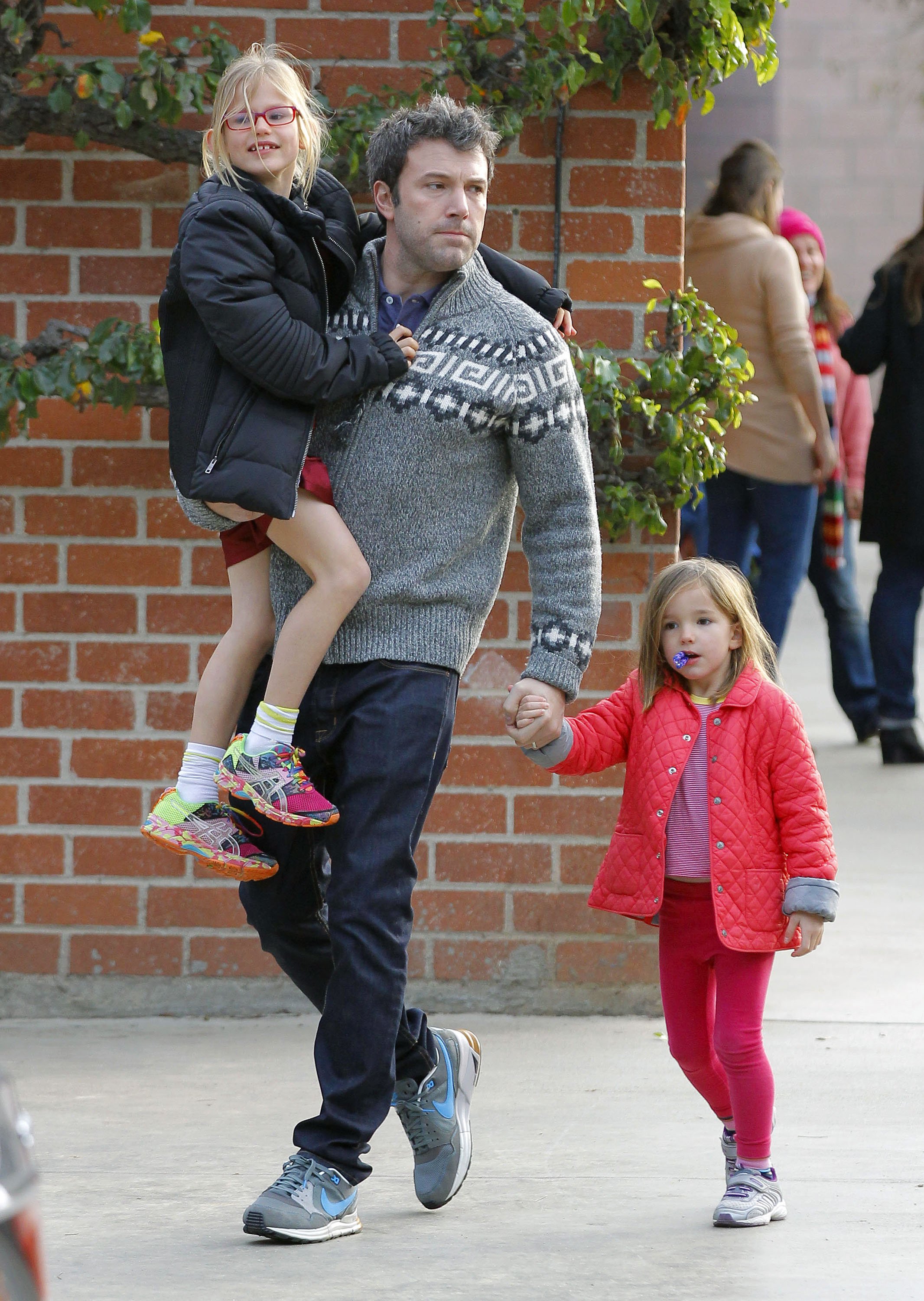 Ben Affleck y sus hijas, Violet y Seraphina Affleck, fueron vistos saliendo del parque el 8 de diciembre de 2013 en Los Ángeles, California. | Foto: Getty Images
