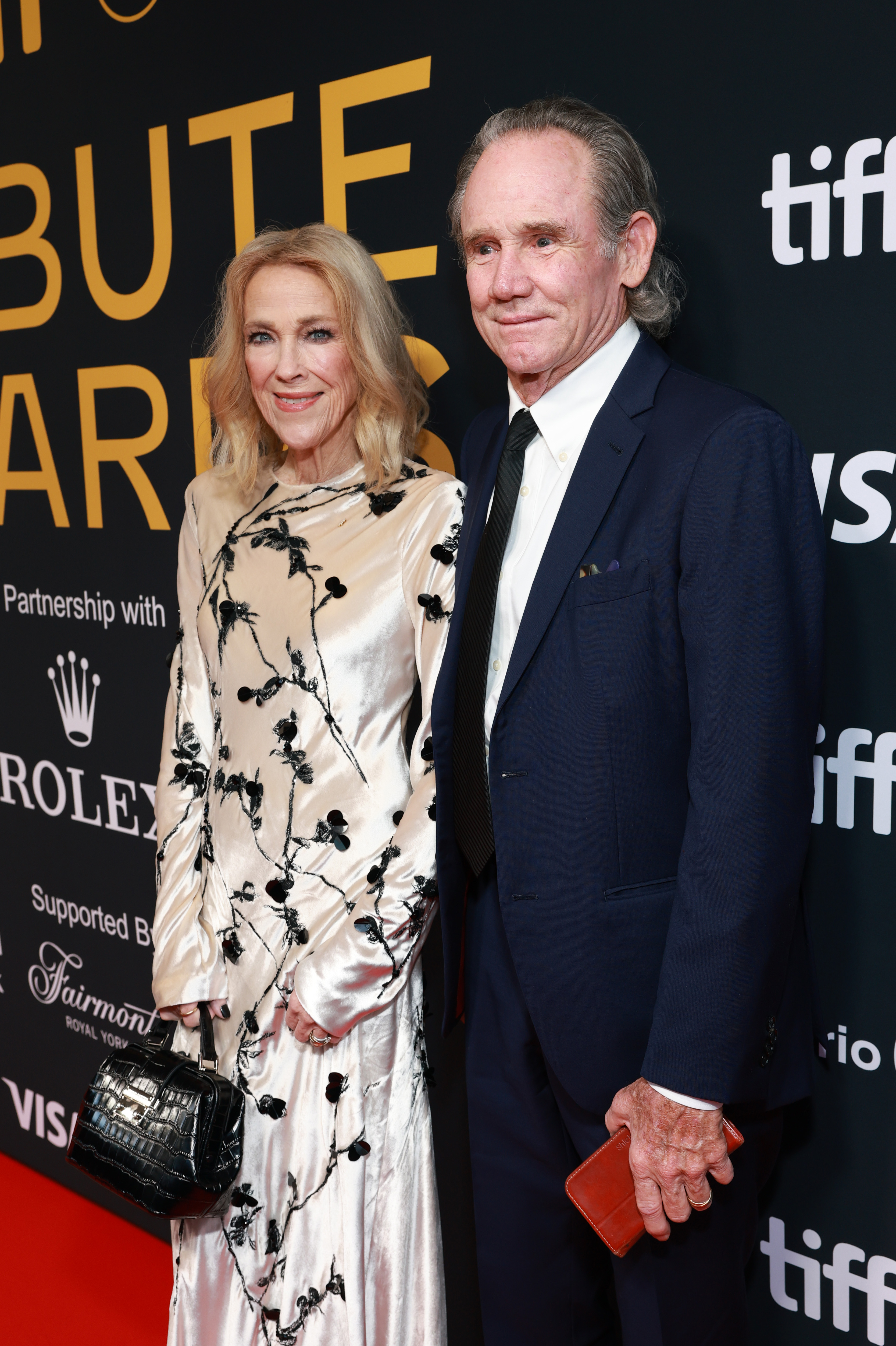 Catherine O'Hara y Bo Welch asisten a los Premios Tributo del TIFF. | Fuente: Getty Image
