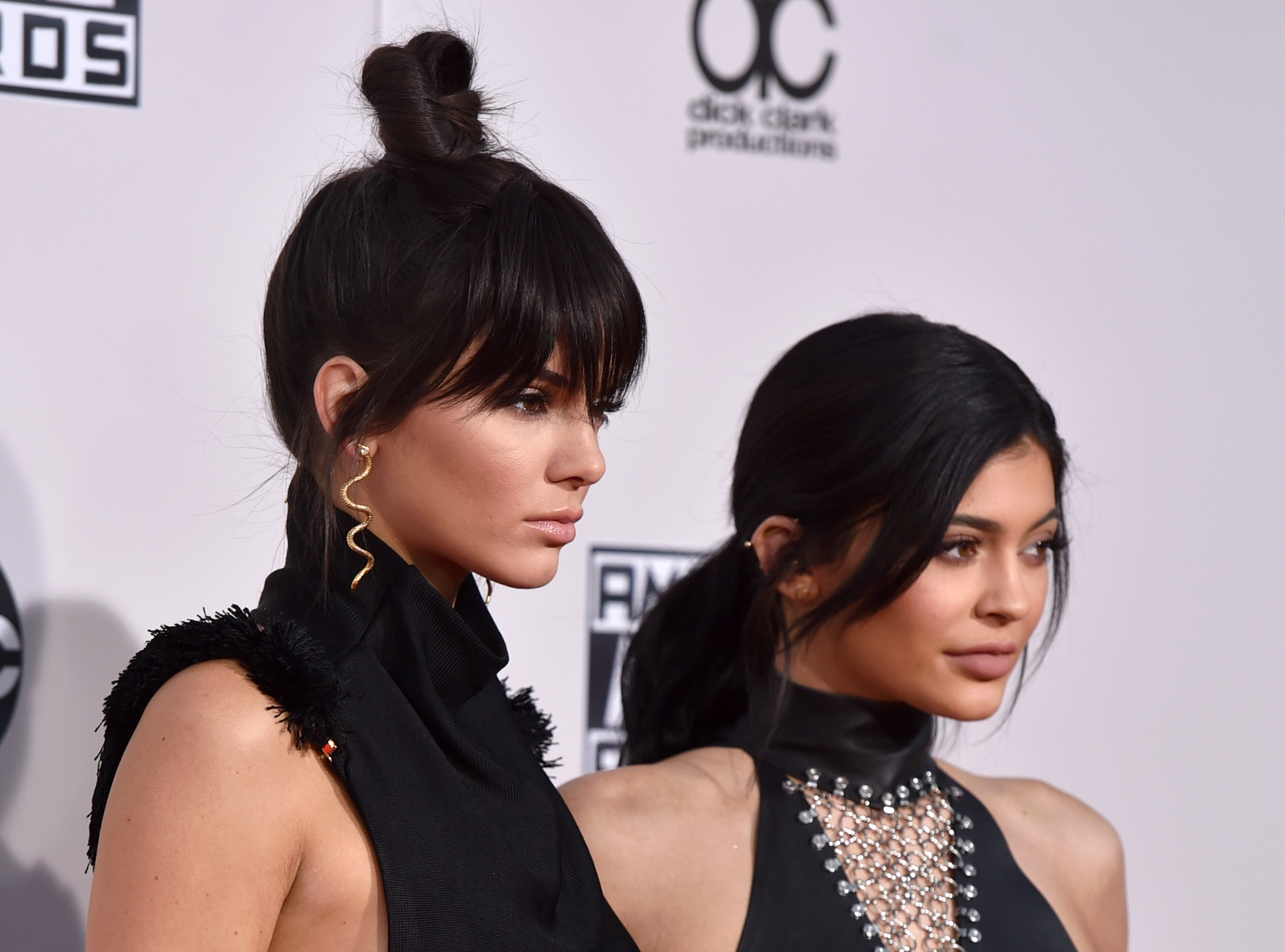 Kendall y Kylie Jenner en los American Music Awards 2015 el 22 de noviembre de 2015, en Los Ángeles, California. | Fuente: Getty Images