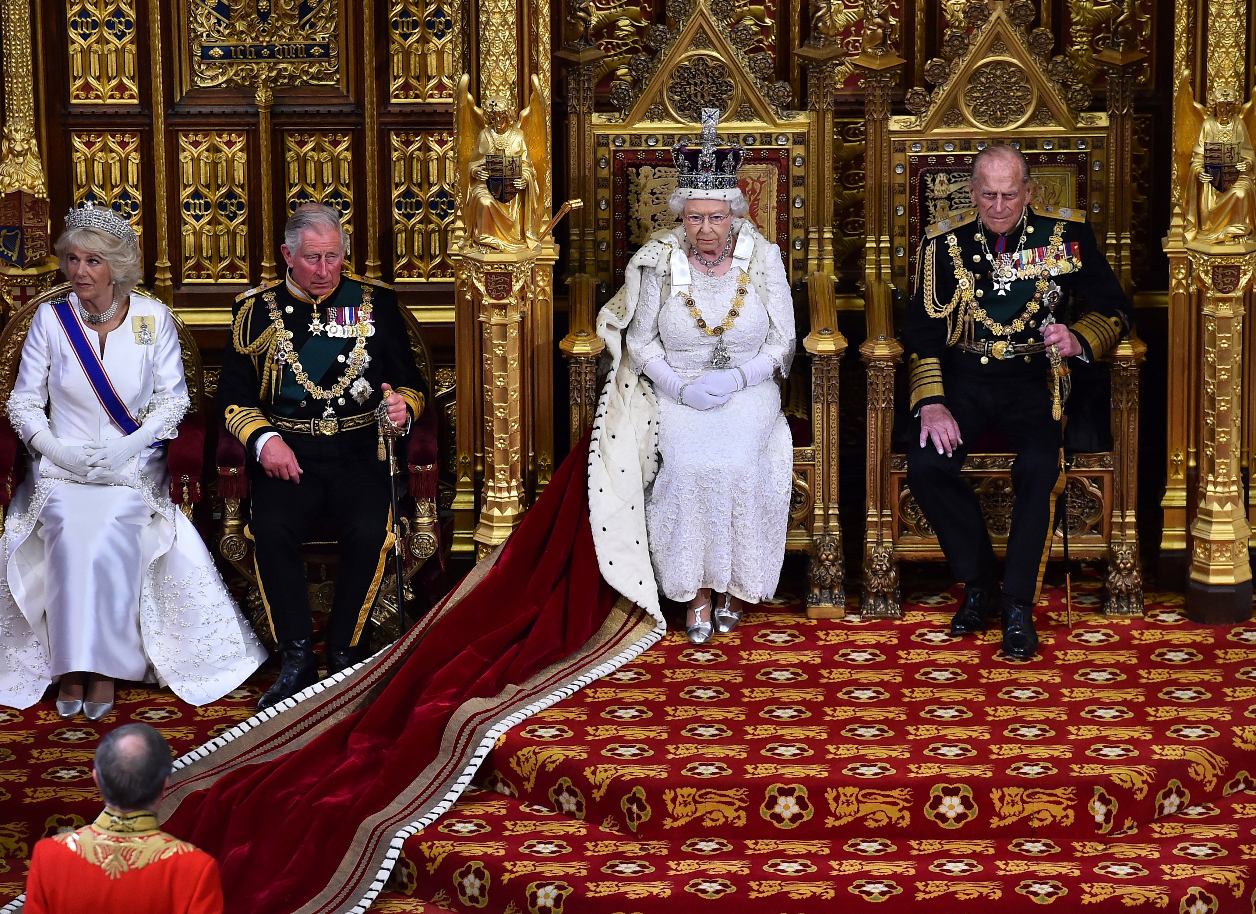La reina Elizabeth II junto al príncipe Philip, el príncipe Charles y Camilla Parker-Bowles en la Cámara de los Lores, en el Palacio de Westminster, el 27 de mayo de 2015 en Londres, Inglaterra. | Foto: Getty Images