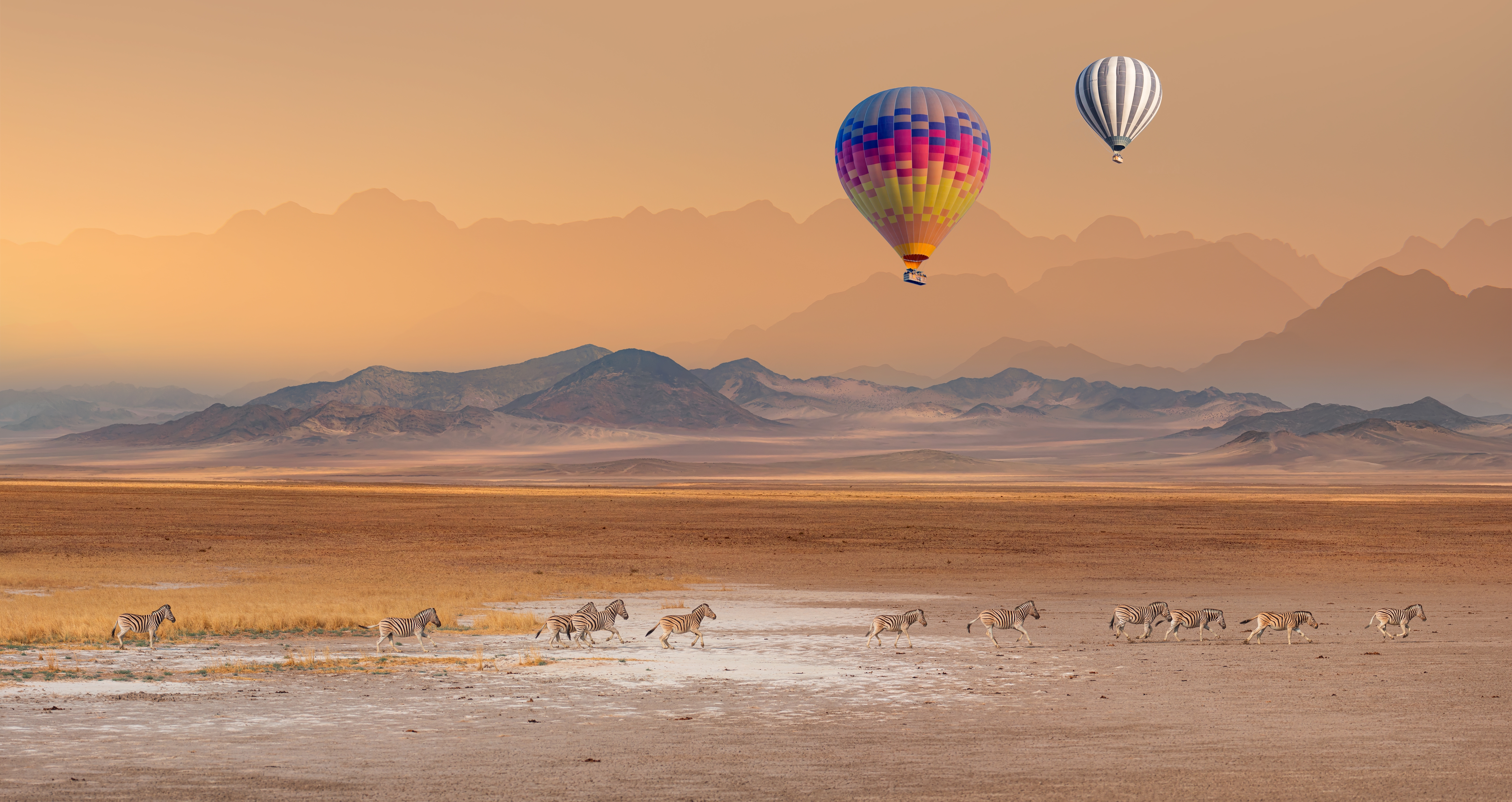 Globo aerostático sobrevolando la sabana africana | Foto: Shutterstock