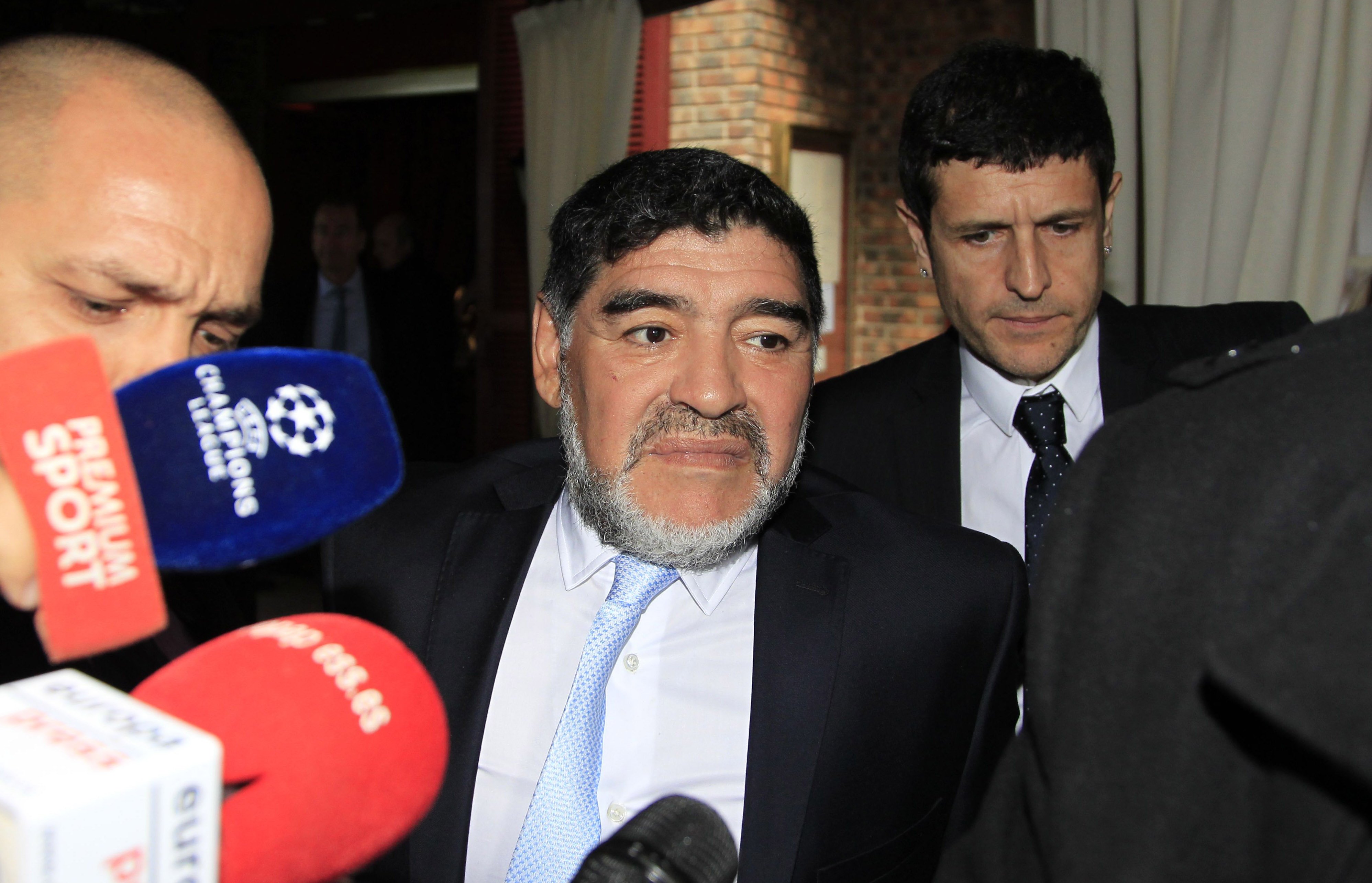 Diego Maradona sale del restaurante Zalacain unas horas antes del altercado con Rocío Oliva el 15 de febrero de 2017 en Madrid, España. | Foto: Getty Images