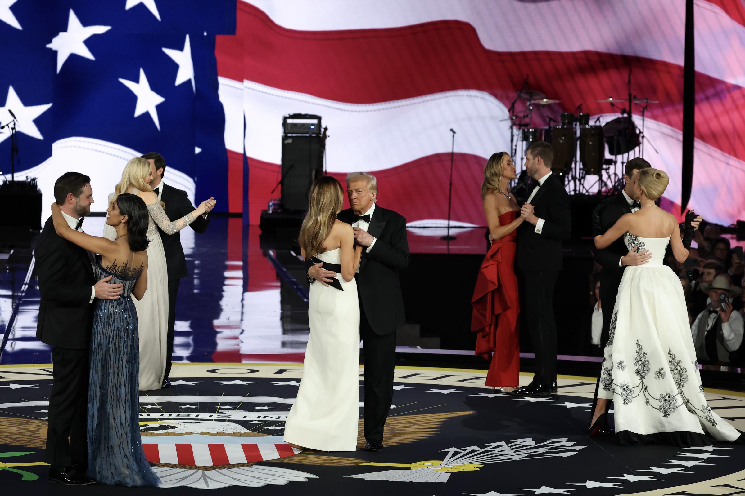 JD Vance, Usha Vance, Tiffany Trump, Michael Boulos, Melania Trump, el presidente Donald Trump, Lara Trump, Eric Trump, Ivanka Trump y Jared Kushner bailan en el Baile de la Libertad | Fuente: Getty Images