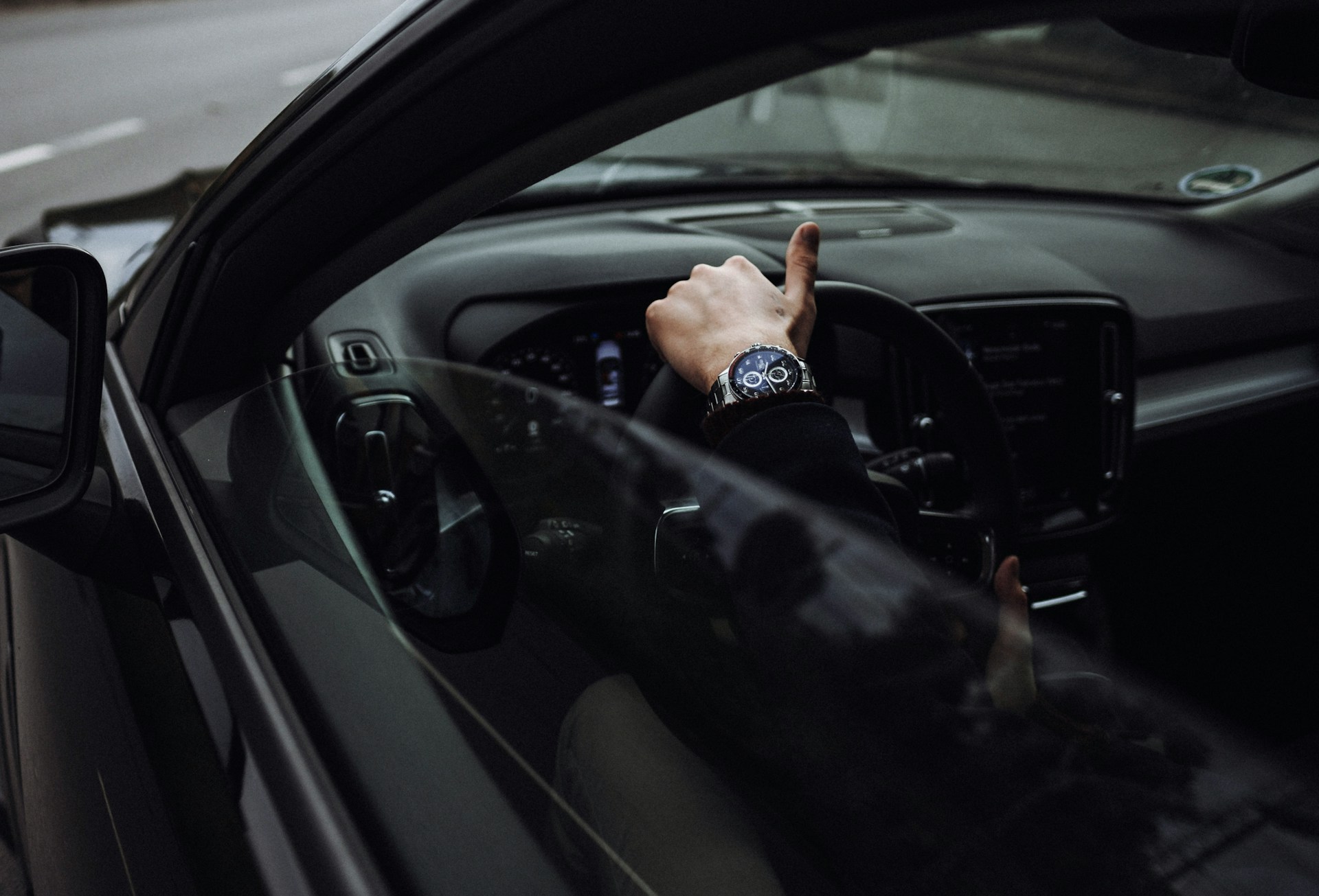 Un hombre conduciendo un Automóvil | Fuente: Unsplash