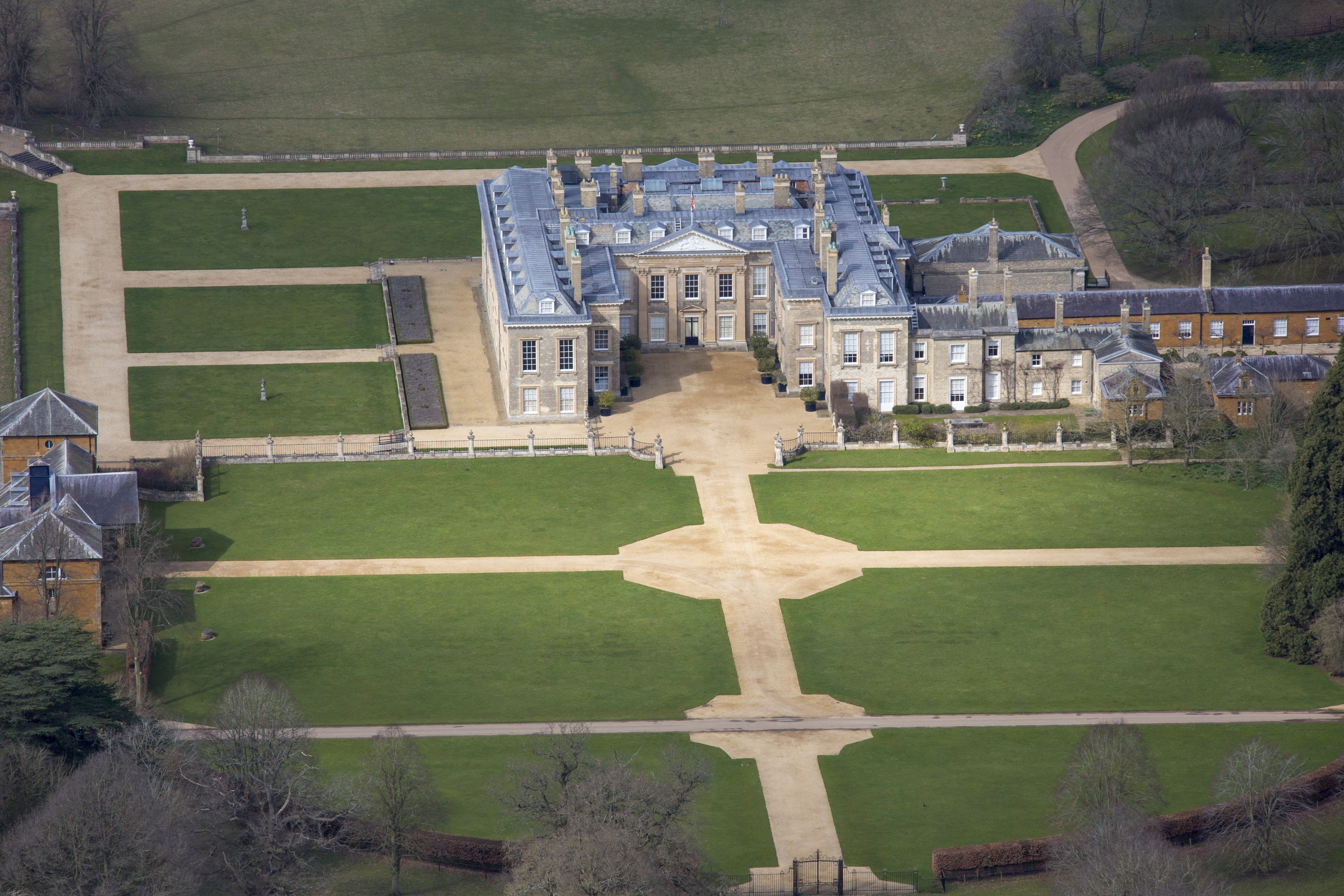 Vista aérea de la Casa Althorp y los terrenos de la propiedad donde se crió Lady Diana Spencer, quien sería la Princesa de Gales, en Harlestone Road, a 5 millas de Northampton | Fuente: Getty Images