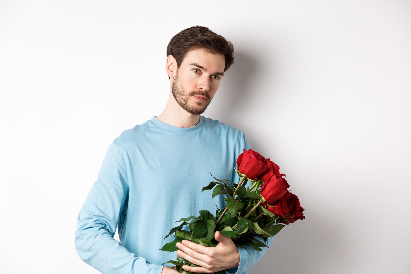 Un hombre con un ramo de rosas | Fuente: FreePik