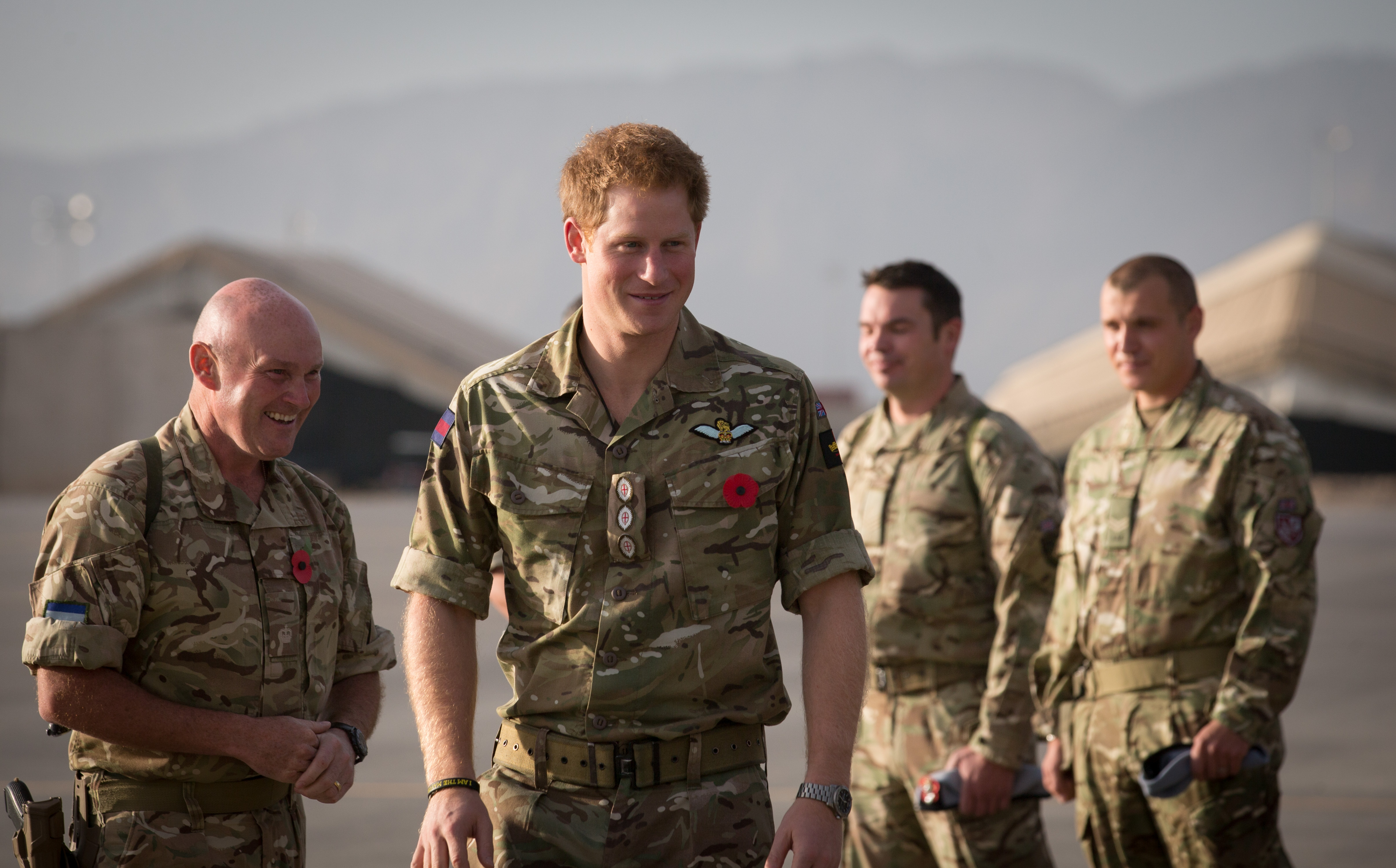 El príncipe Harry se reúne con el personal de servicio británico tras un servicio religioso del Domingo del Recuerdo en el aeródromo de Kandahar, Afganistán, el 9 de noviembre de 2014 | Fuente: Getty Images
