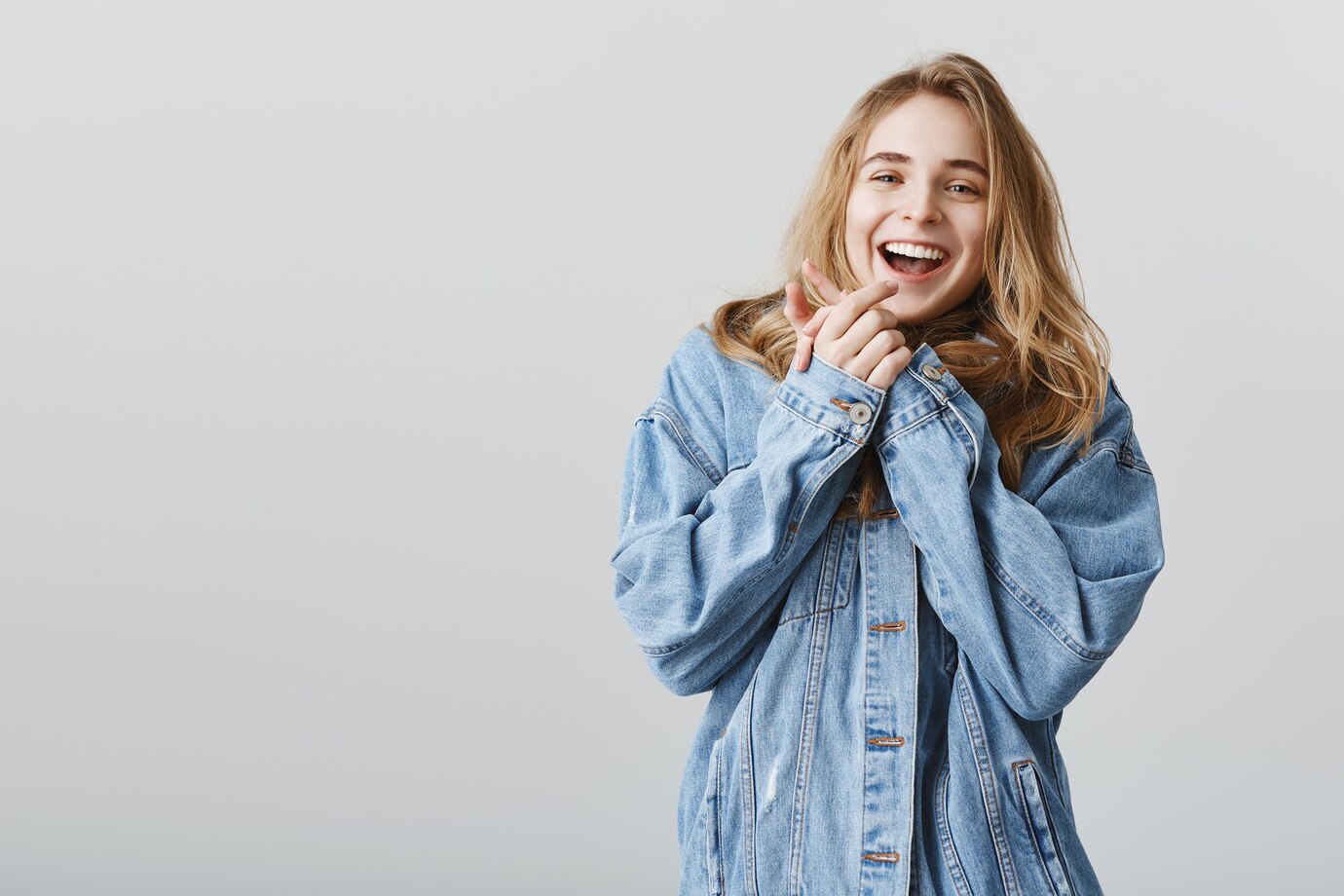 Una joven feliz | Fuente: Freepik