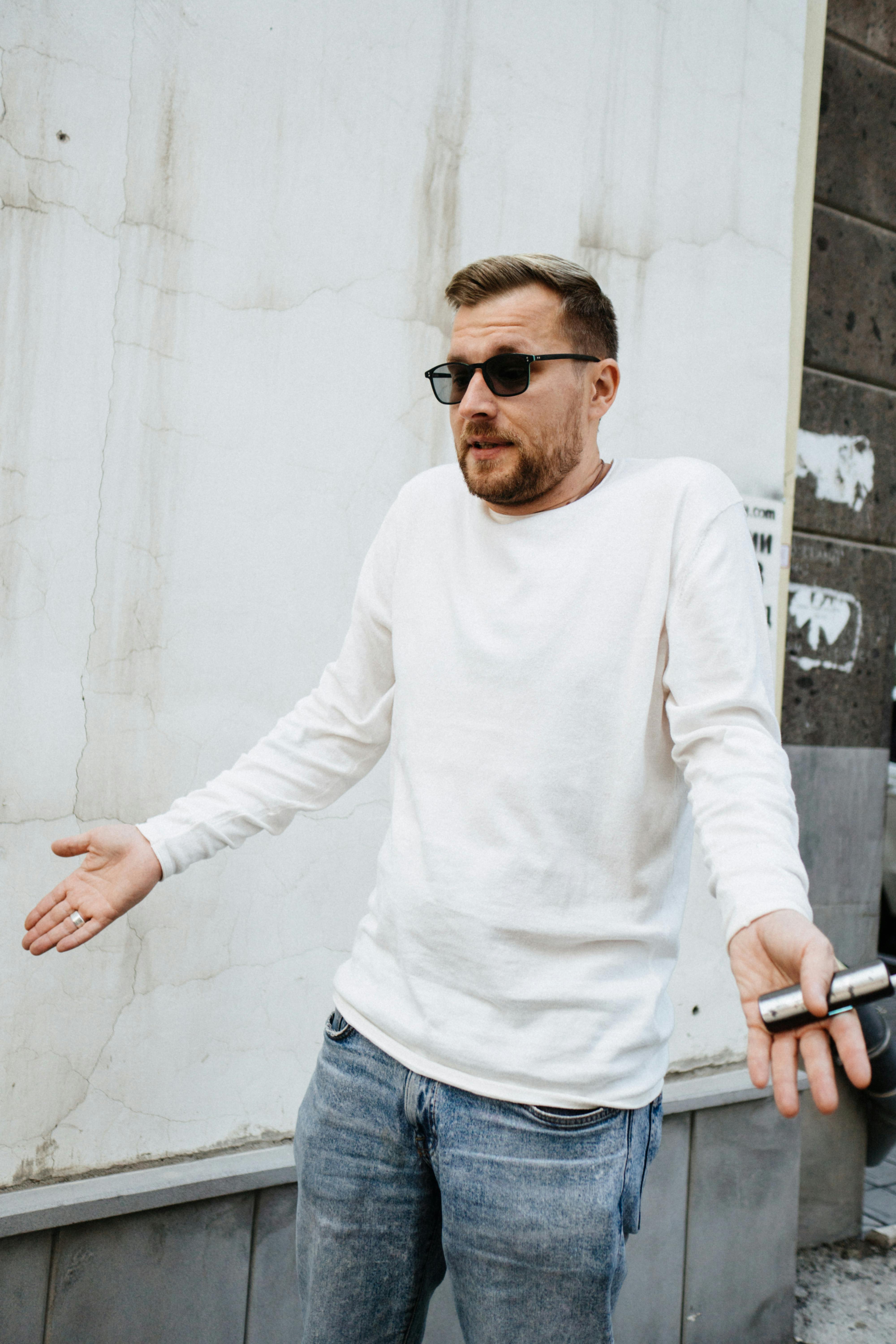 Un hombre confundido encogiéndose de hombros | Fuente: Pexels