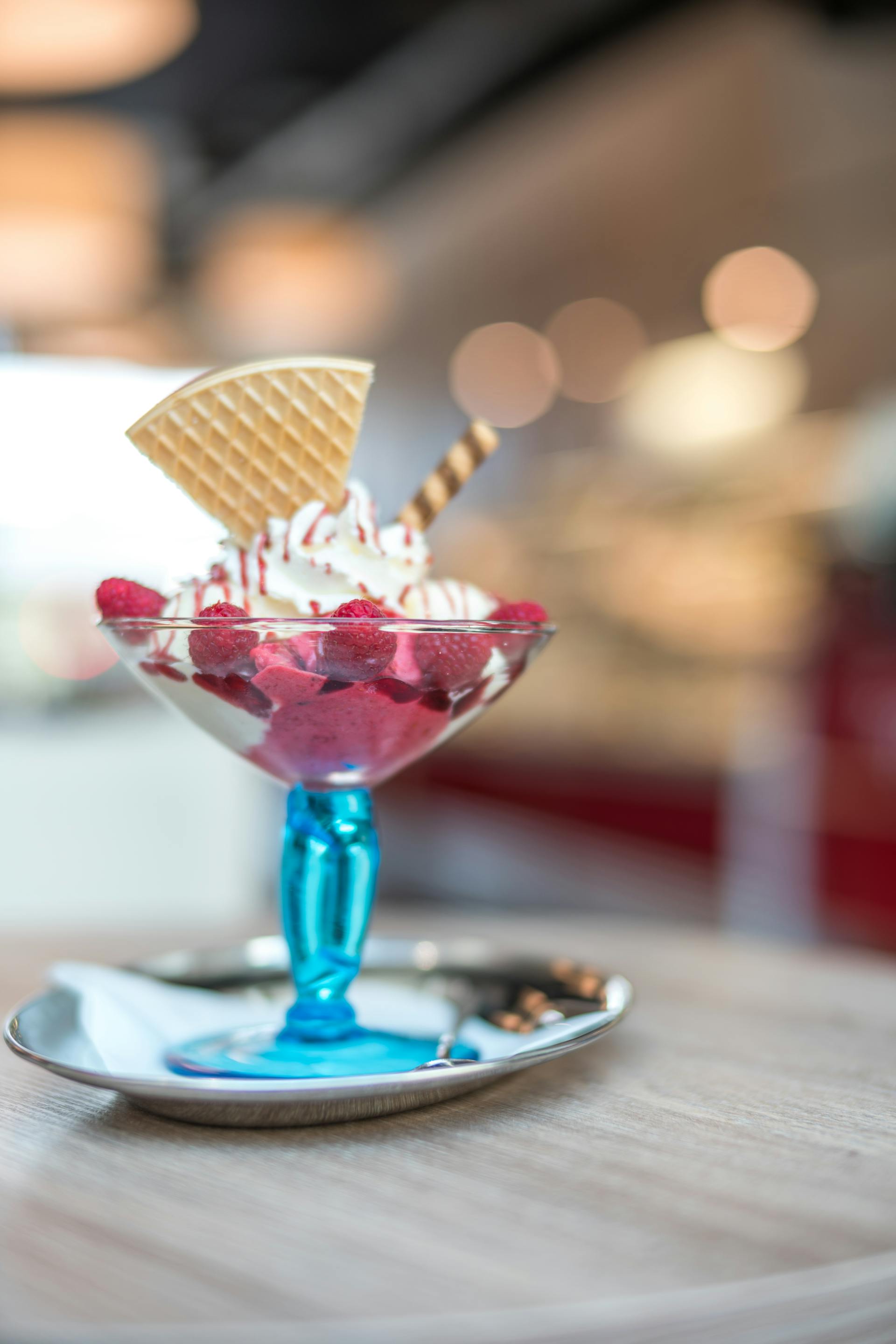 Fotografía de enfoque selectivo de un helado de fresa con galleta | Fuente: Pexels