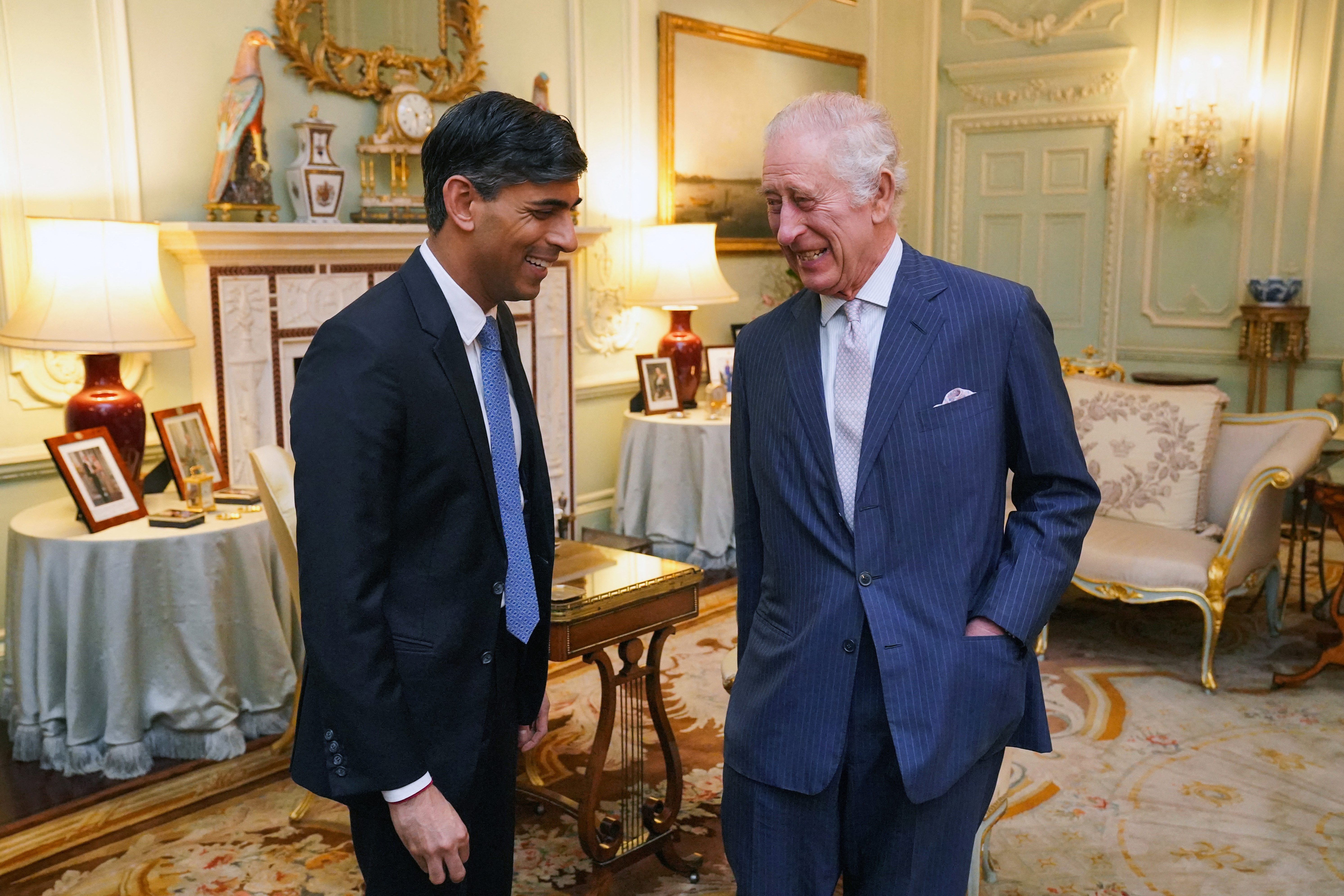 El primer ministro Rishi Sunak y el rey Charles III se reúnen en el Palacio de Buckingham, en el centro de Londres, el 21 de febrero de 2024 | Foto: Getty Images