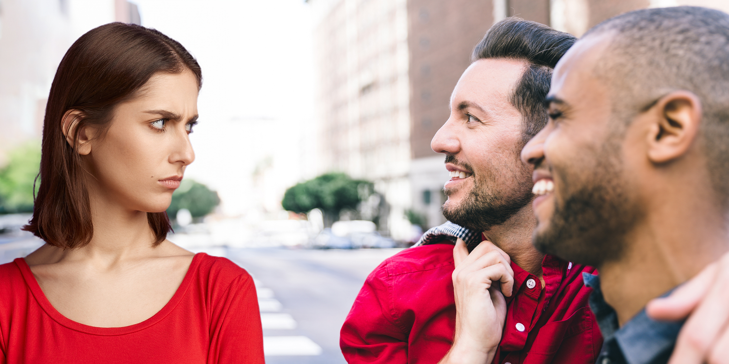 Mujer frunce el ceño ante dos hombres | Fuente: Shutterstock