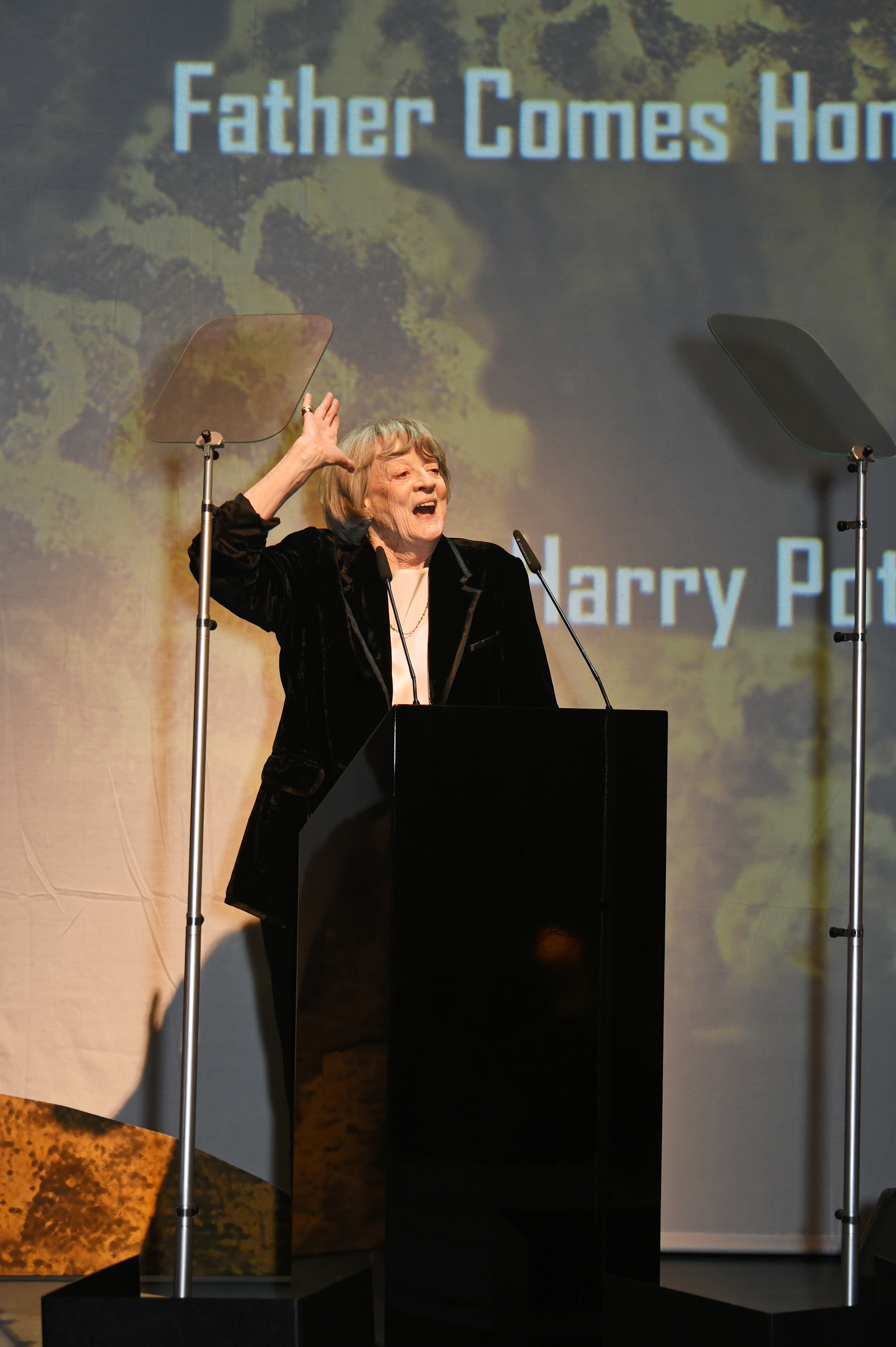 Maggie Smith habla en el escenario en la 62ª edición de los Premios de Teatro London Evening Standard el 13 de noviembre de 2016, en Londres, Inglaterra | Fuente: Getty Images