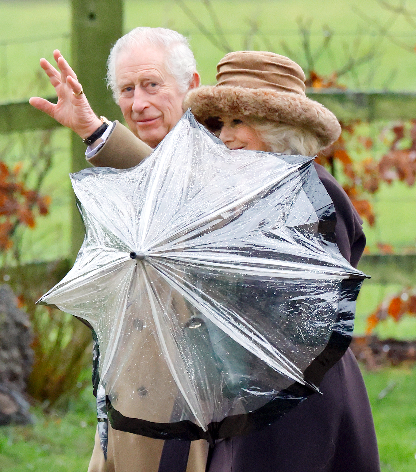 Rey Charles III y la reina Camilla en el servicio dominical de la iglesia de St. Mary Magdalene, en la finca de Sandringham, el 18 de febrero de 2024 | Foto: Getty Images