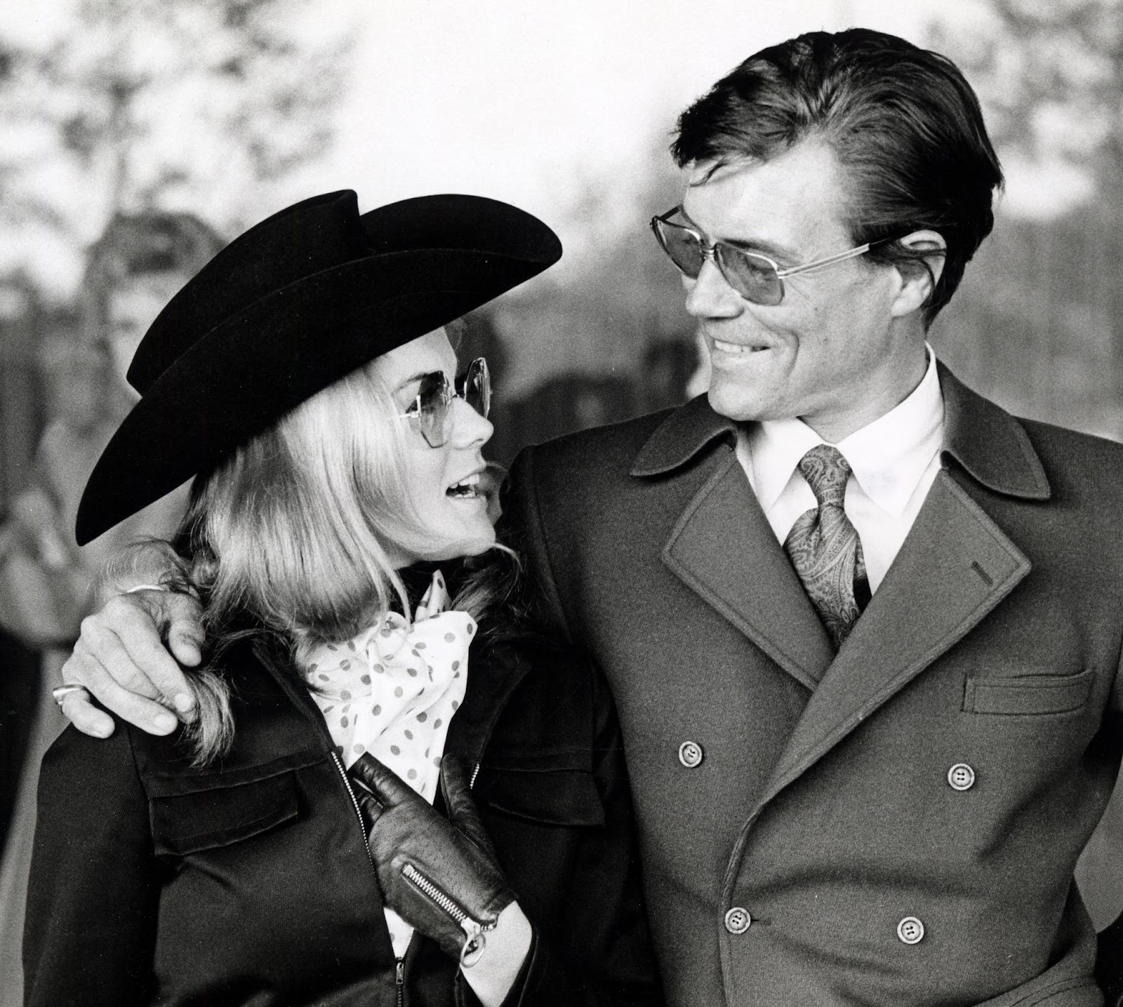 La estrella de "Bye Bye Birdie" y Roger Smith fotografiados en el Aeropuerto Internacional John F. Kennedy el 11 de mayo de 1969 en Nueva York | Fuente: Getty Images