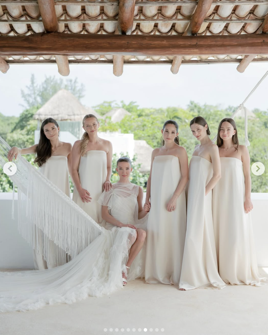 La novia posa con sus damas de honor, con fecha del 18 de marzo de 2025 | Fuente: Instagram/n.brydonbloom