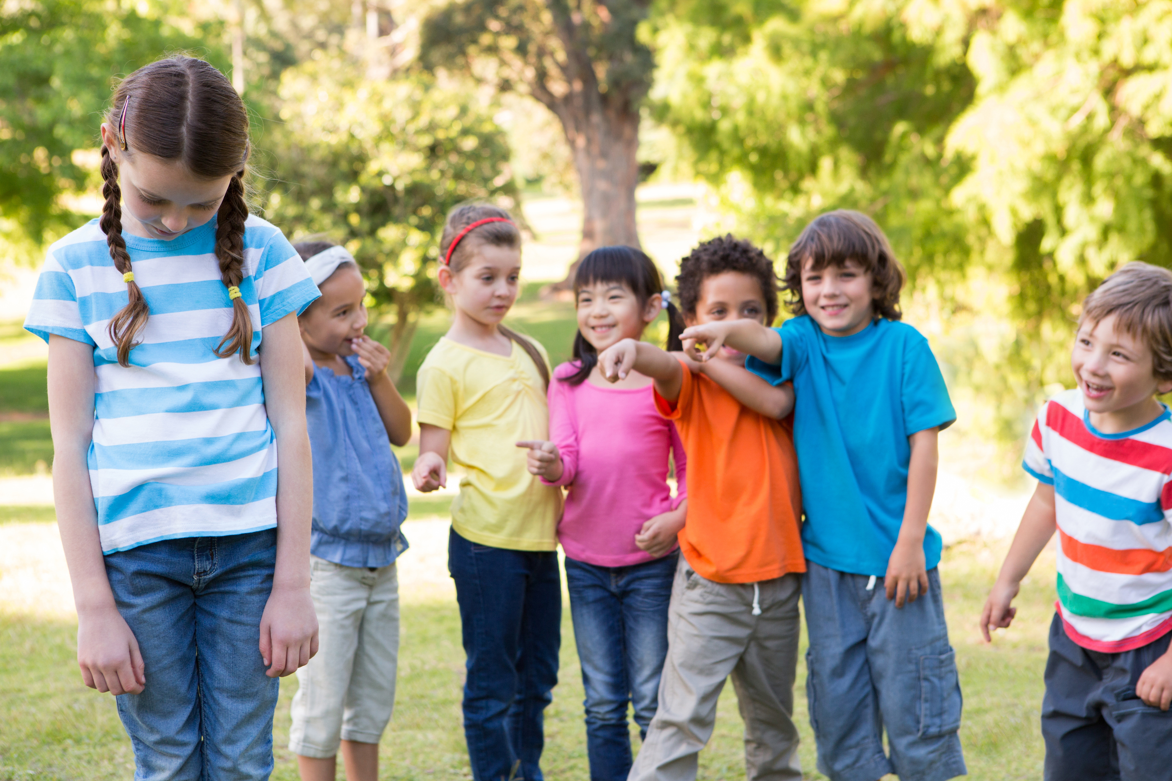 Una niña de la que se burlan otros niños | Foto: Shutterstock